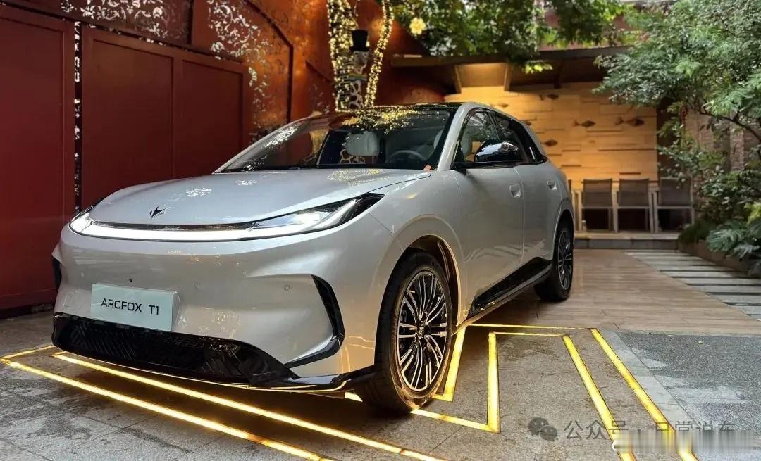 极狐T1 三模互联无延迟，使用便捷又省心新手司机别再纠结纯电啦！极狐T1即将上市