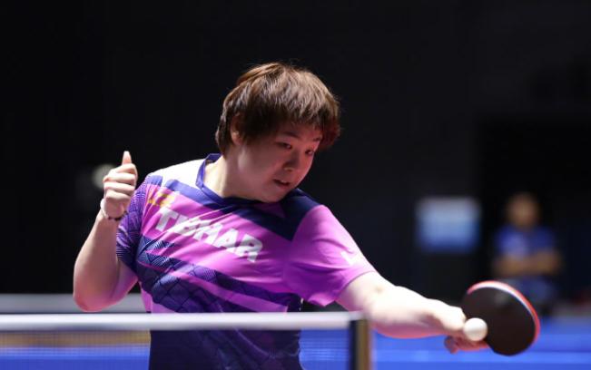 陈熠和蒯曼同为新生代扛旗人，
今晚8强晋级赛中，
对手同样是削球手，
比分差距怎