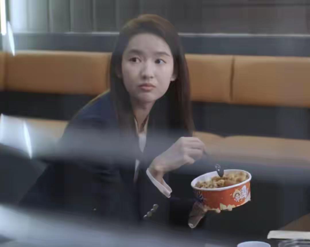 在北京，每个工作日的午后一点二十分，无数手机屏幕会默契地亮起相同的名字——塔斯汀