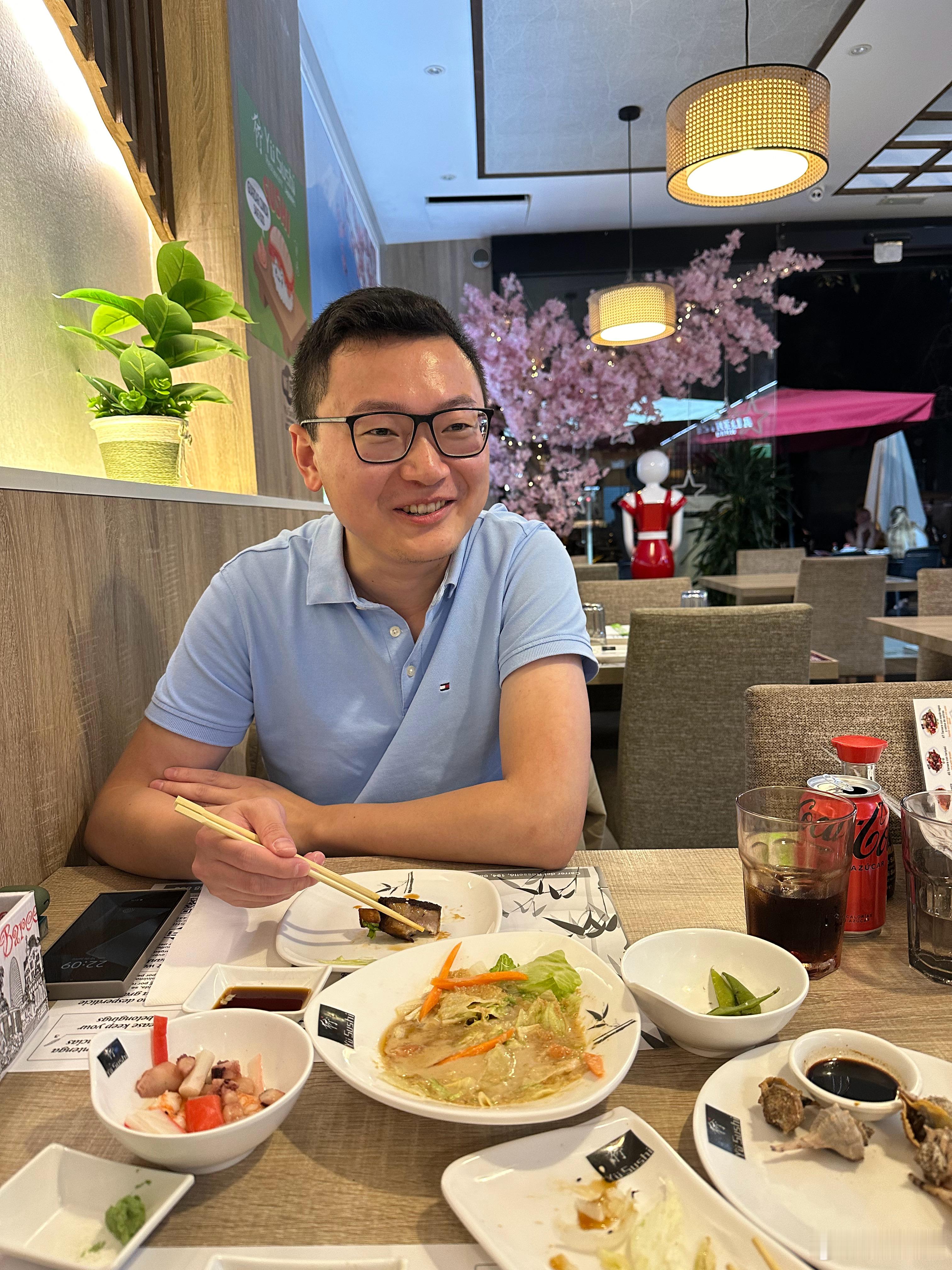 【跟西班牙政府部门打交道，才知道有多官僚】今天晚上，小刘带我逛了逛巴塞罗那的市中