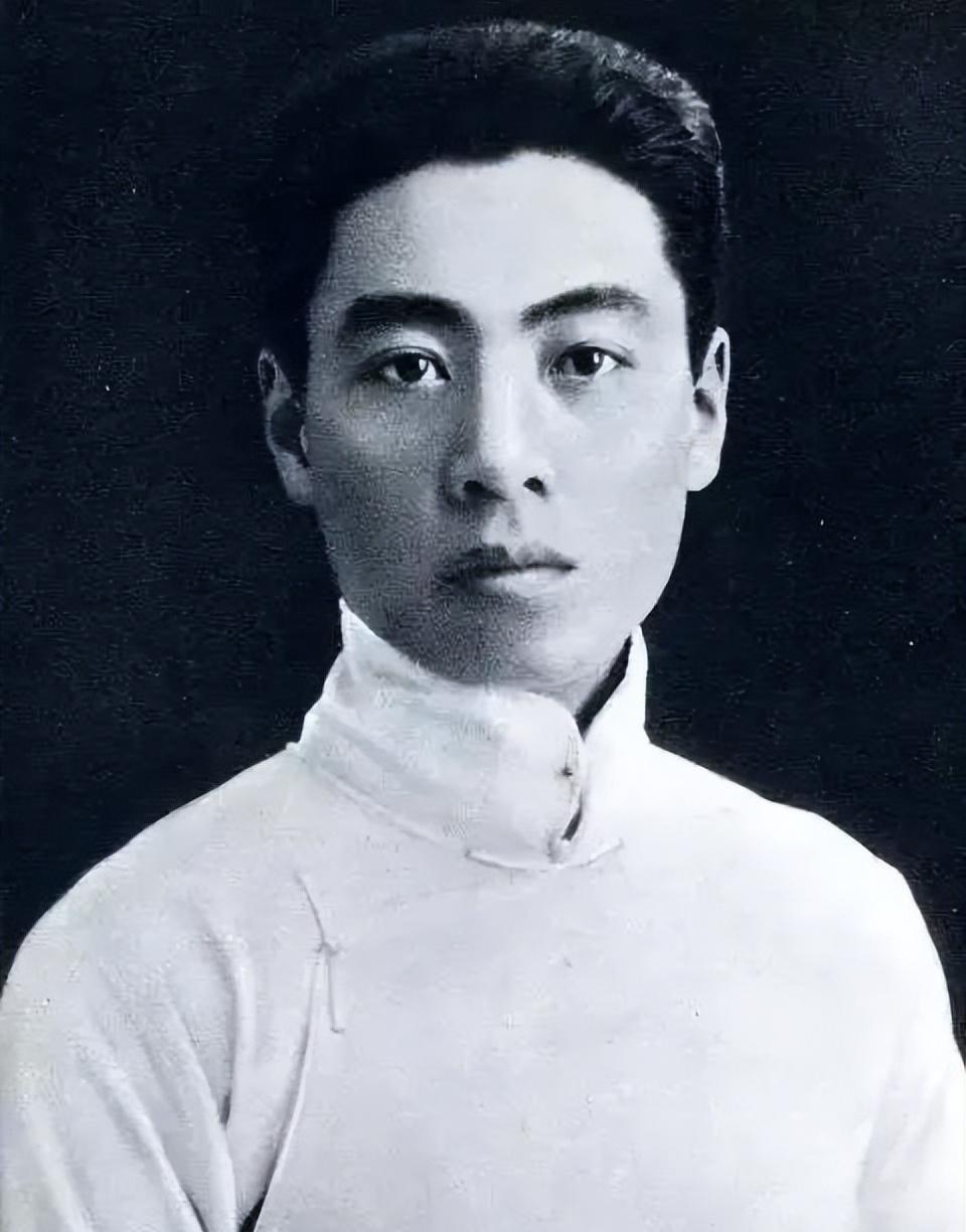 1904年，周总理的父亲陪着妻子万冬儿，回娘家探亲，逛街时被卖彩票的人鼓动，买了