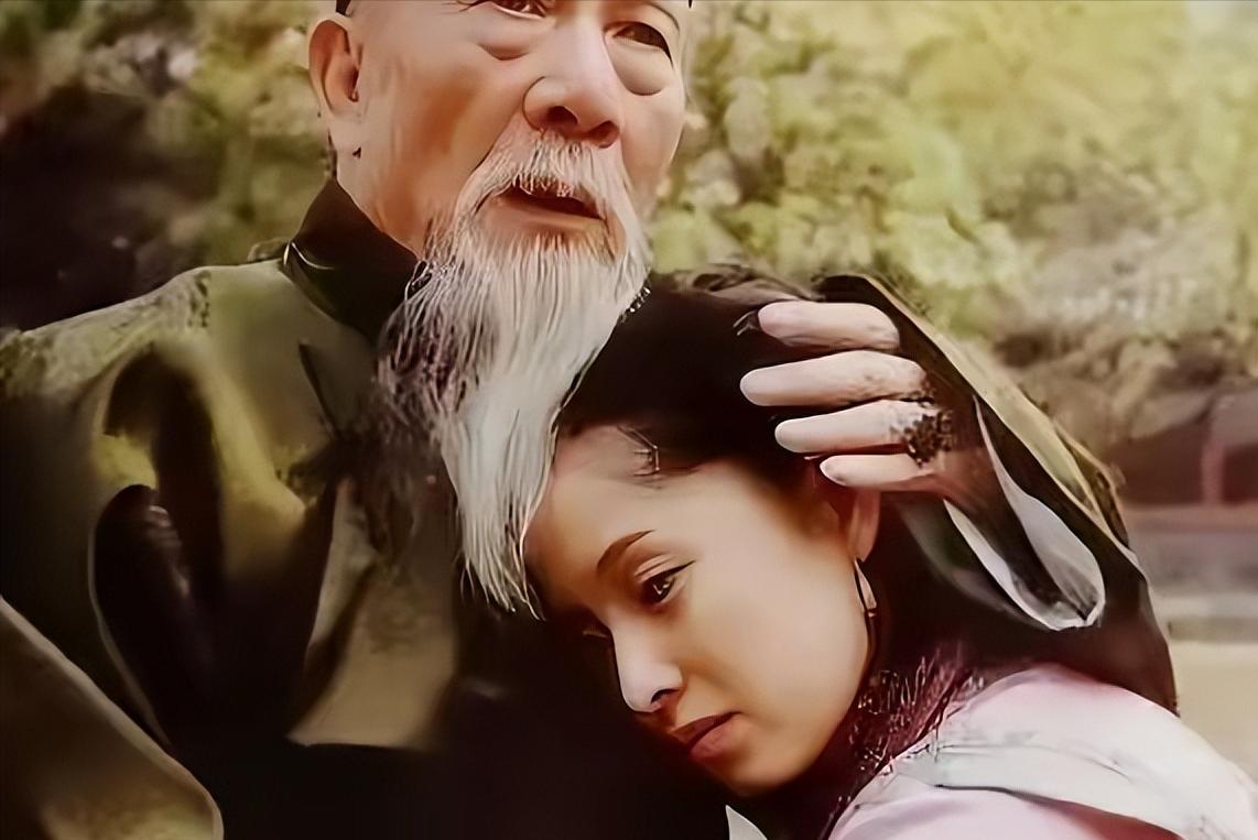 1881年，71岁的左宗棠娶了17岁的章怡为妾。洞房花烛夜，章怡解开衣扣，脱下衣