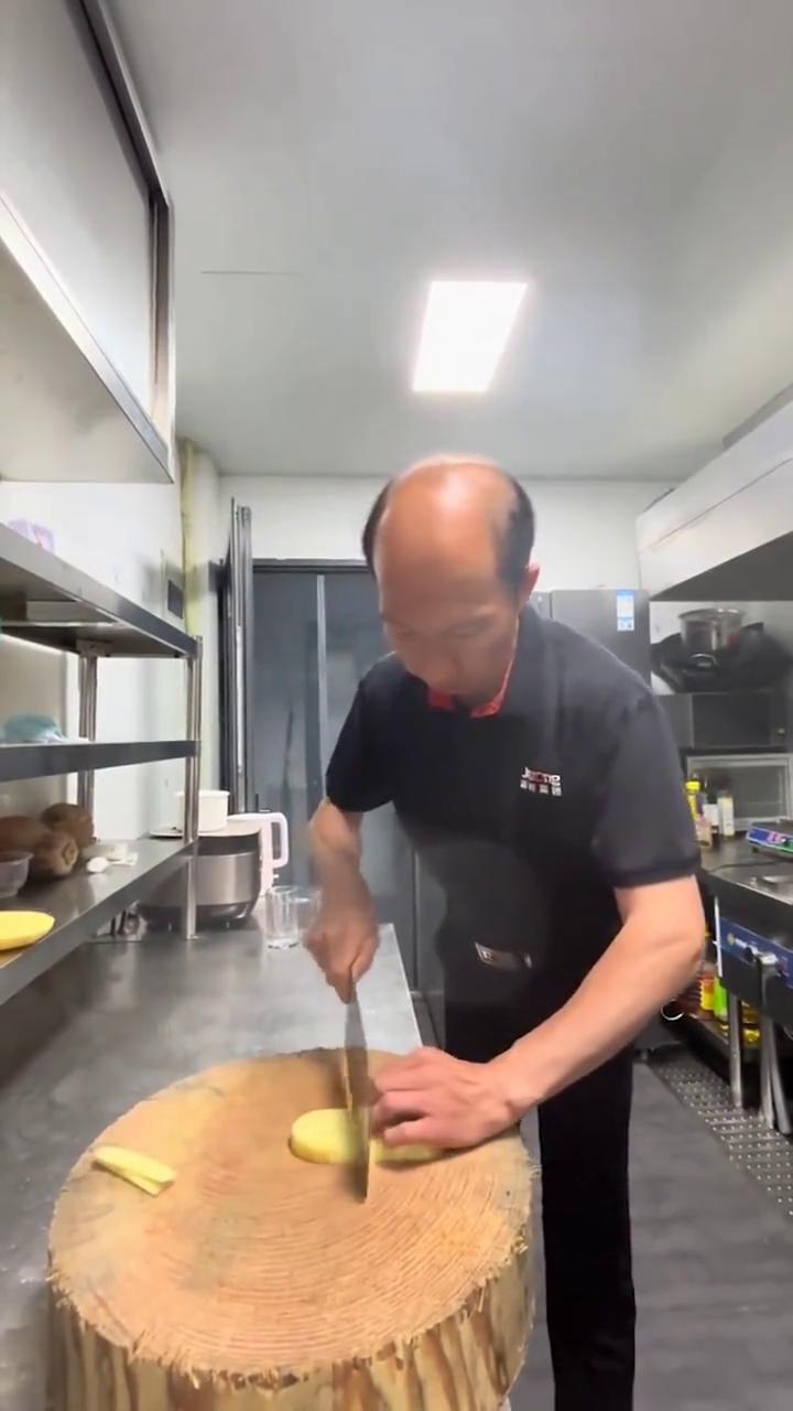 80后厨师展示蓑衣刀法切土豆，刀工精湛丝丝分明。
近日北京，余师傅：我干了17年