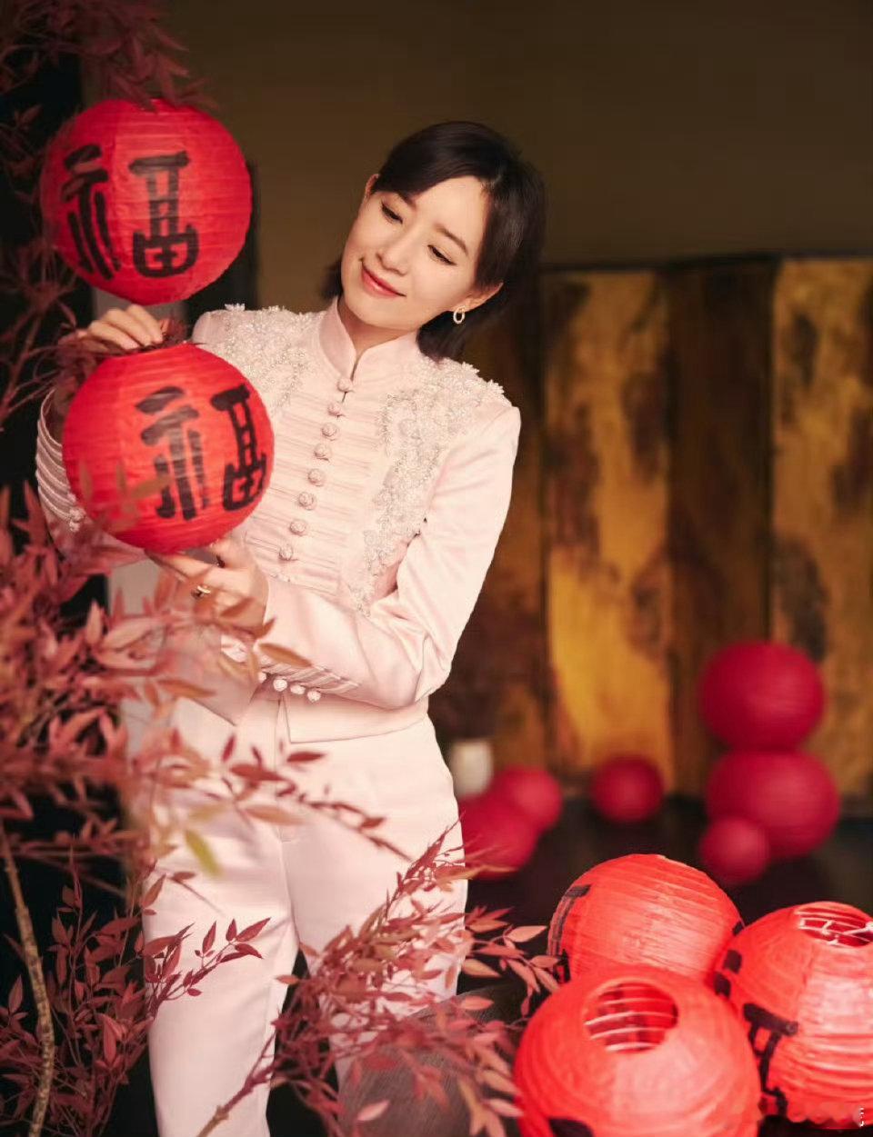 李斯丹妮姐感妹感自由切换  李斯丹妮的魅力无人能敌，无论是姐感还是妹感，都能轻松