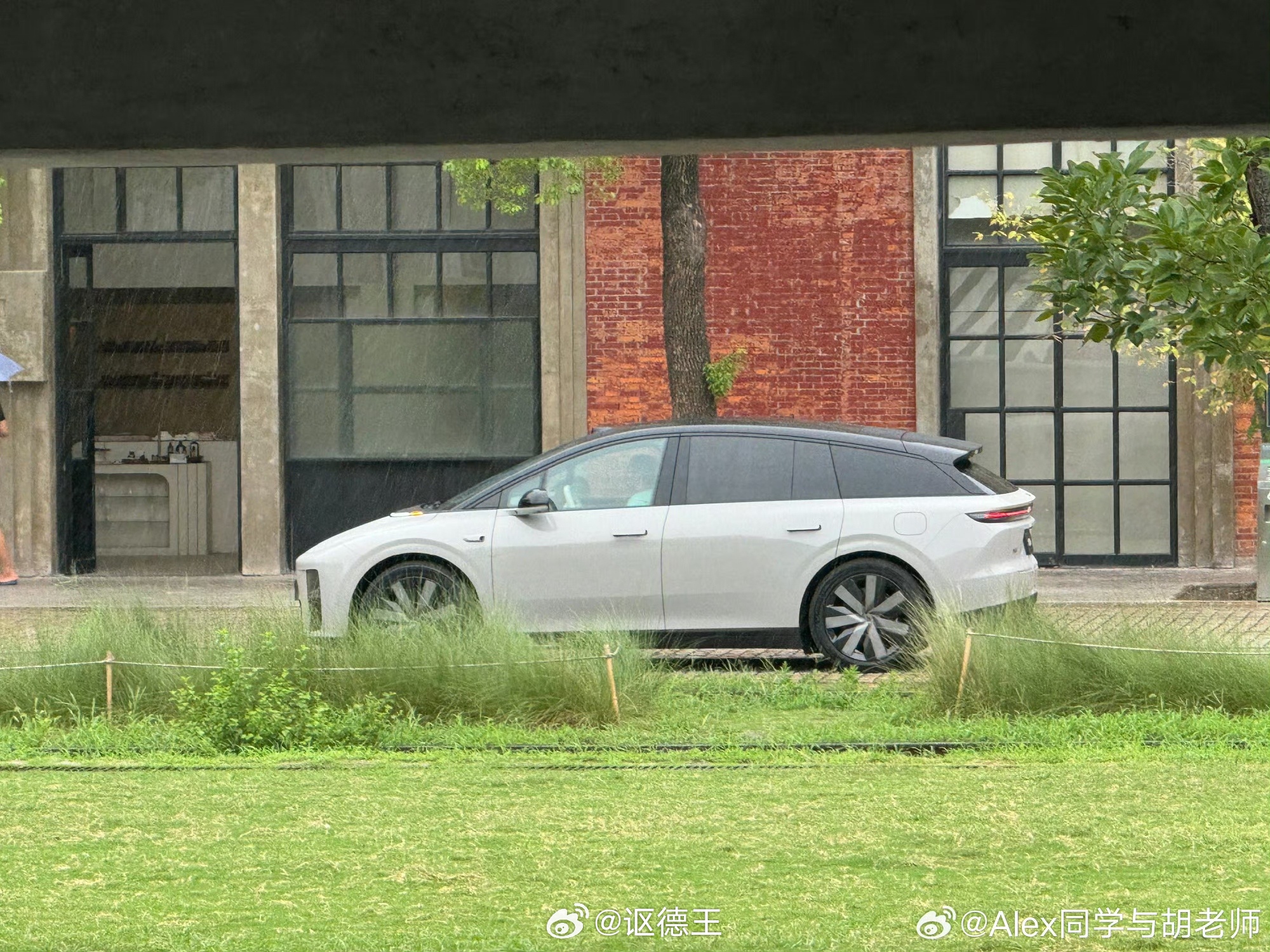 这张远距离平视的i6侧视图能更准确看到车身比例和尺寸感[酷]理想i6 ​​​