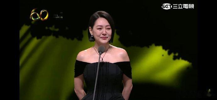 小S拿到奖杯后第一句姐谢谢你 小S拿到奖杯后第一句姐谢谢你，恭喜！小S拿到奖杯后
