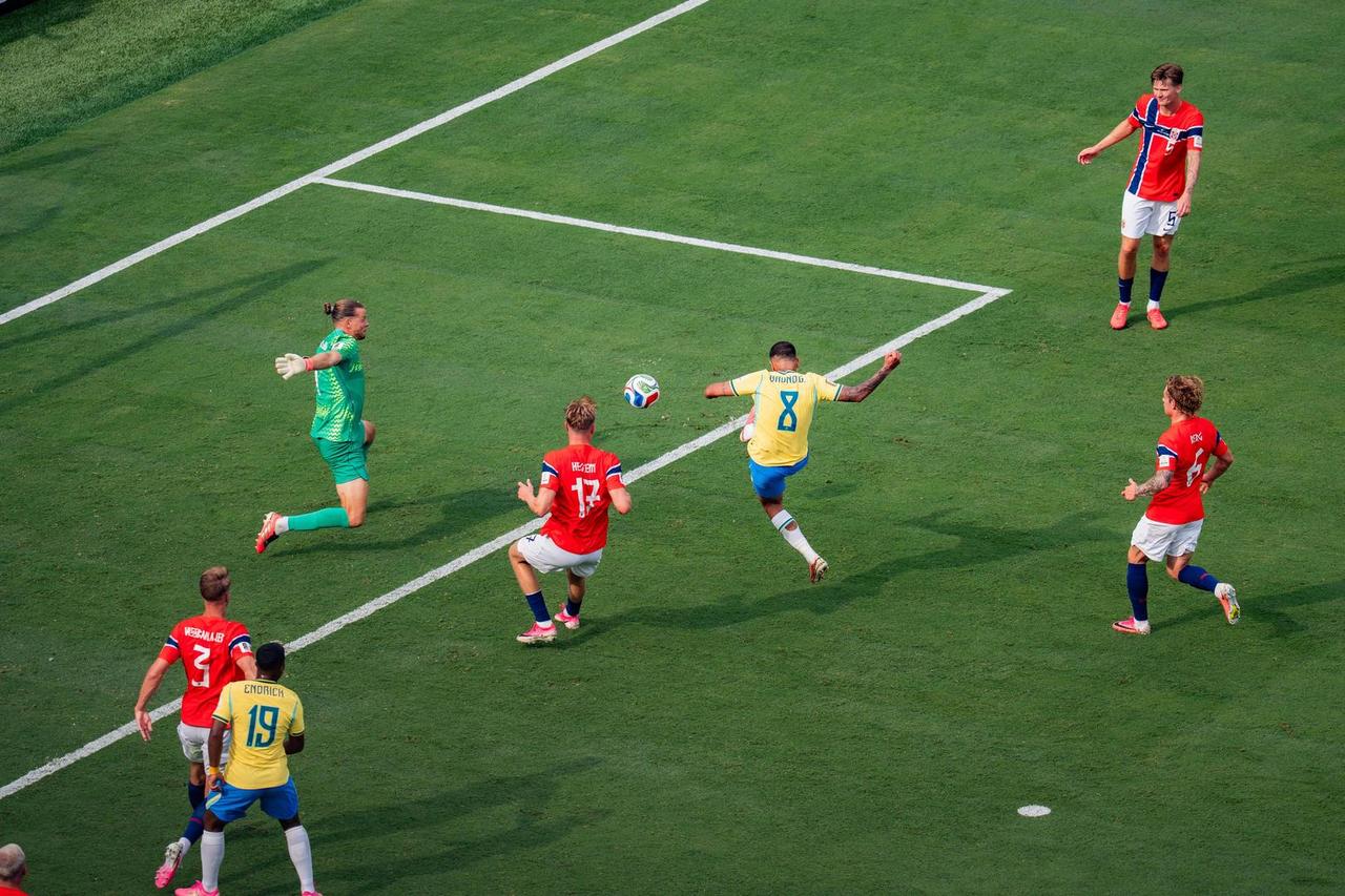 2026年7月6日凌晨，美加墨世界杯1/8决赛在新泽西体育场打响，巴西队对阵挪威