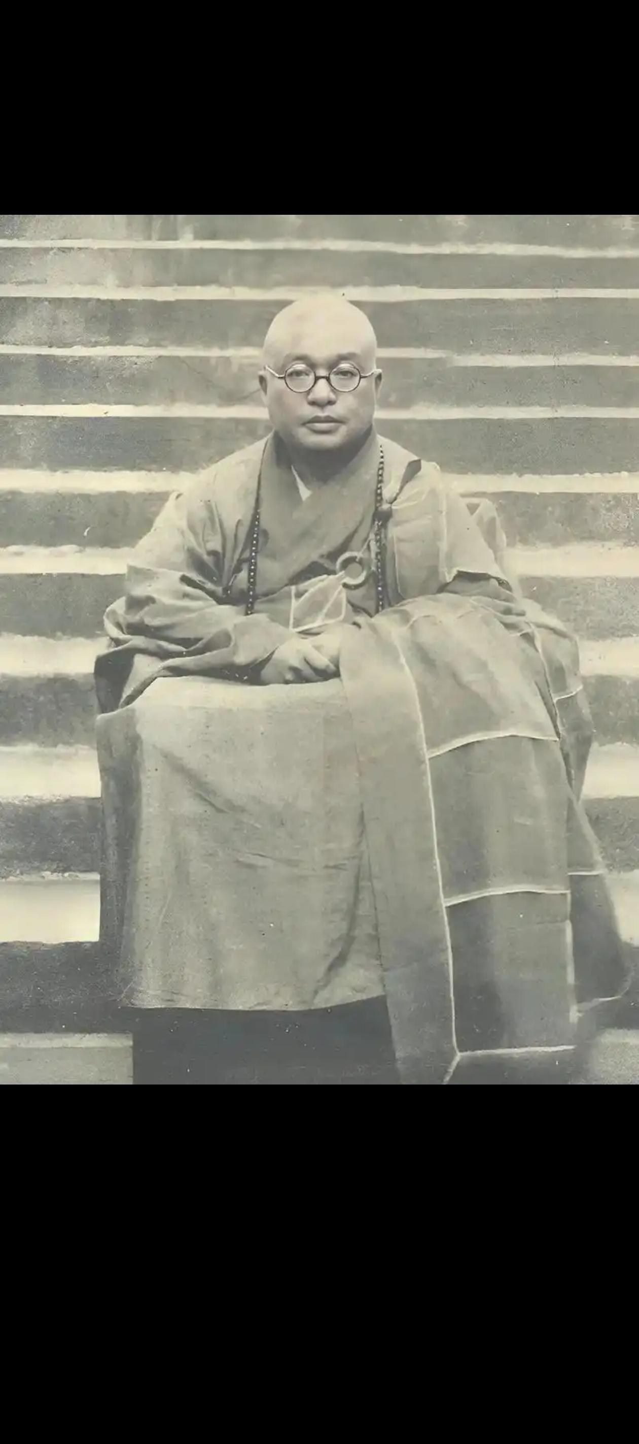 有人说刀郎是清末佛教、文化、歌曲大师太虚大师转世，你们看看俩人照片像不像？
太虚