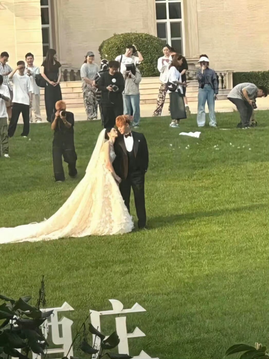 黄子韬徐艺洋拍婚纱照了黄子韬徐艺洋他两挺幸福甜蜜，平时看她们斗嘴好有乐趣，这次应