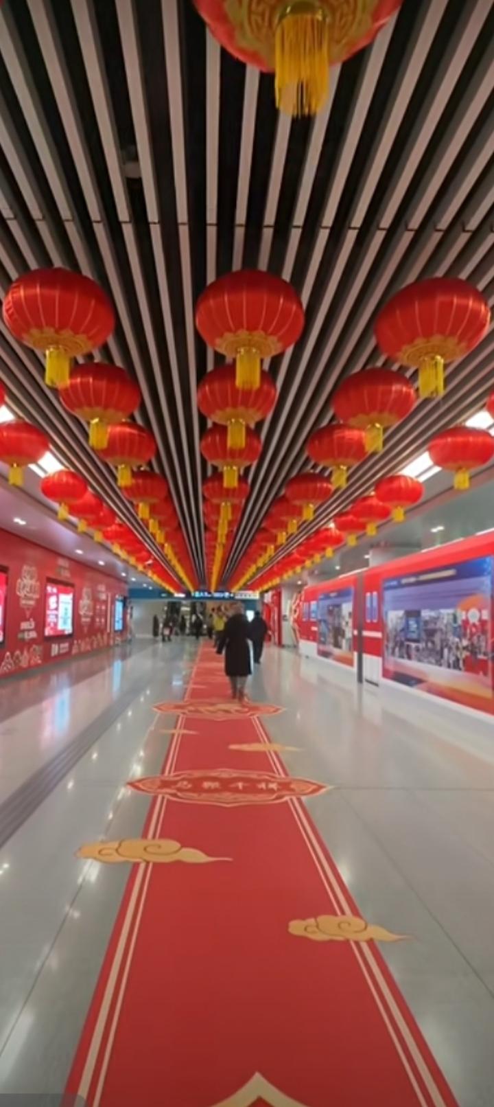 天南地北大拜年石家庄这地铁是不是全国最有喜庆，最有年味的地铁。过年坐地铁，游遍石