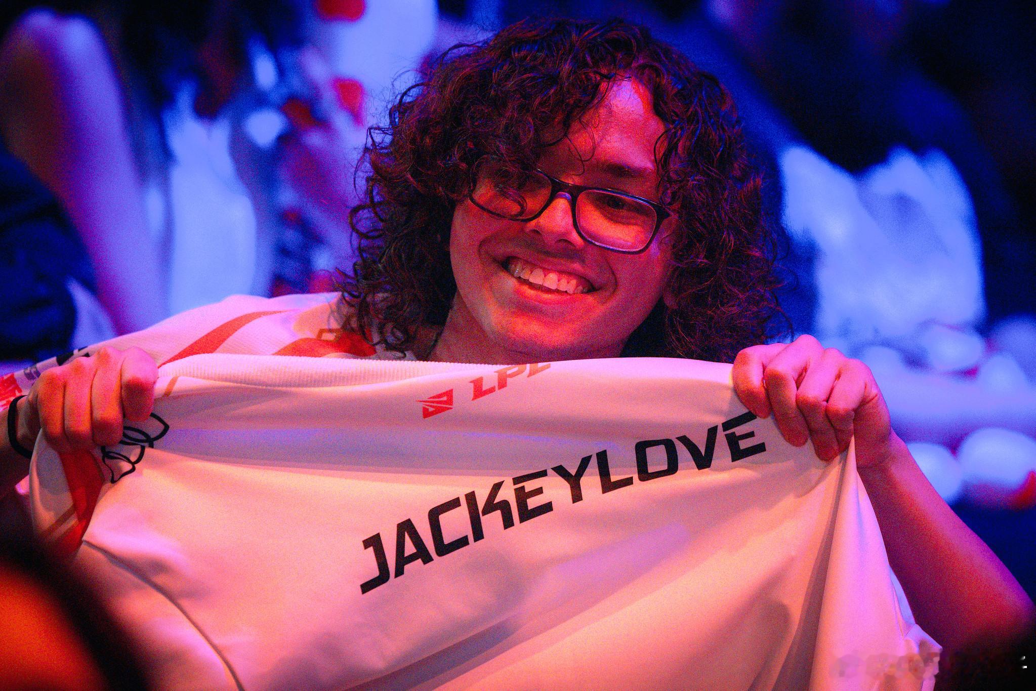 先锋赛观众向镜头展示JackeyLove队服，巴西老哥好开心的笑容。TOP_ES