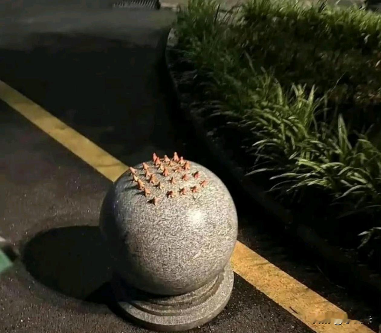 你无聊时，会做啥事情！比如下图这个就是吃的太饱时做的无聊事情！