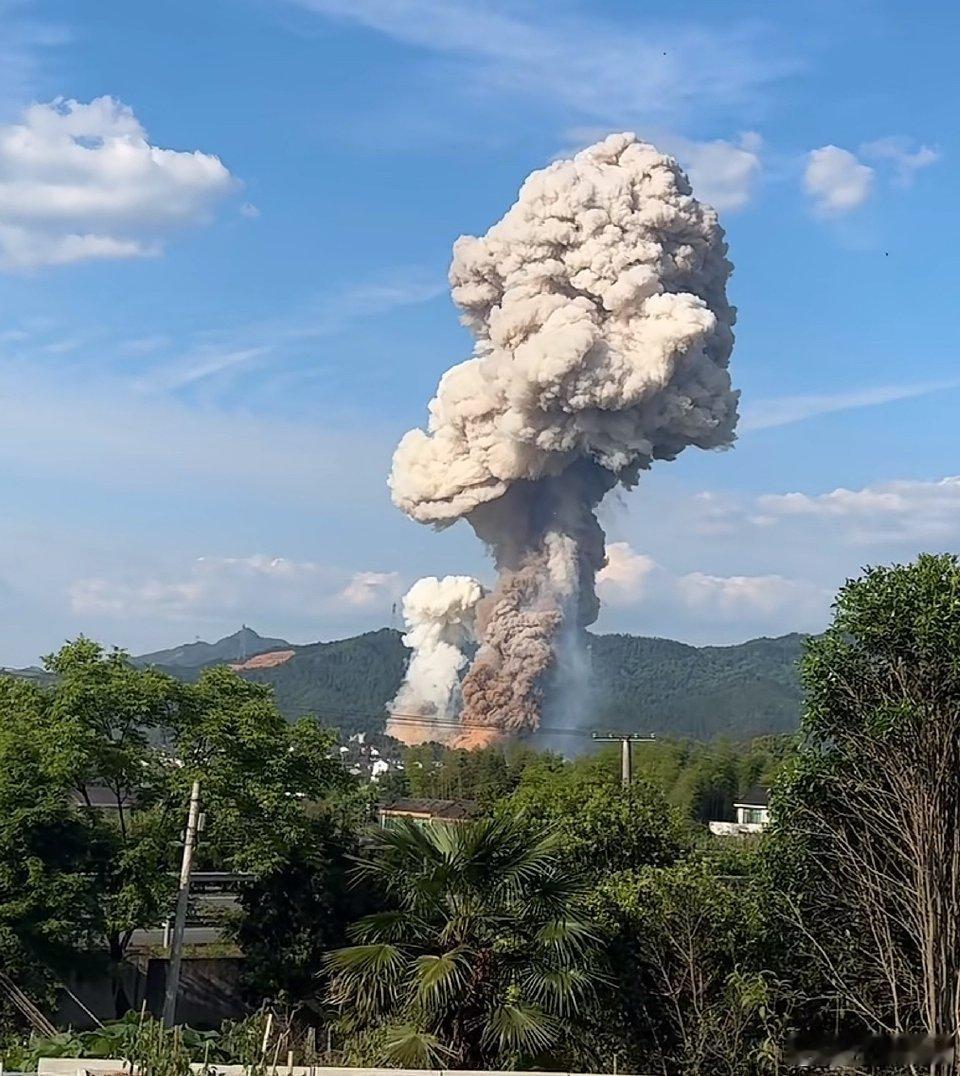 浏阳烟花厂爆炸几百斤石头被炸飞在没到夏天了浏阳烟花厂就发生这种事情生产安全要重抓