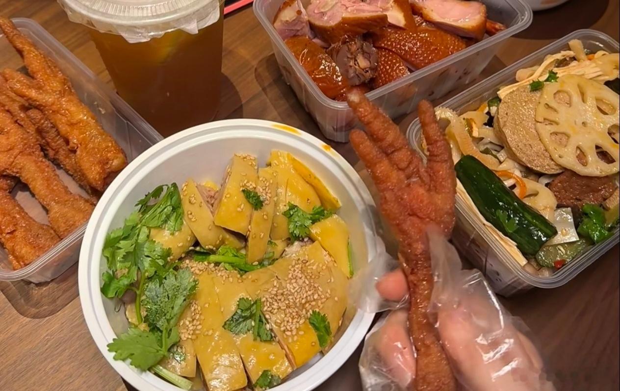 看世界杯上咪咕 世界杯的正确打开方式：满满一桌卤味，冰饮一口闷，进球的时候油手也