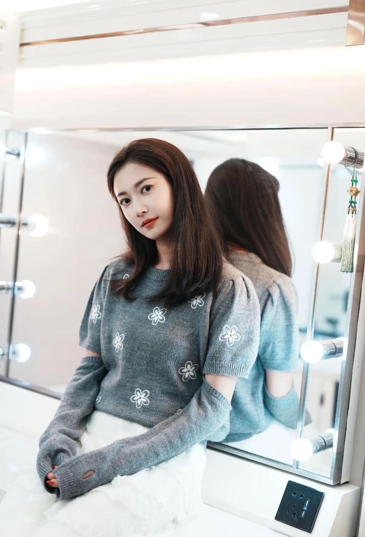 陈钰琪发了条十一月祝福，没煽情没卖惨，就一句“快乐不难，知足就好”。
照片是片场