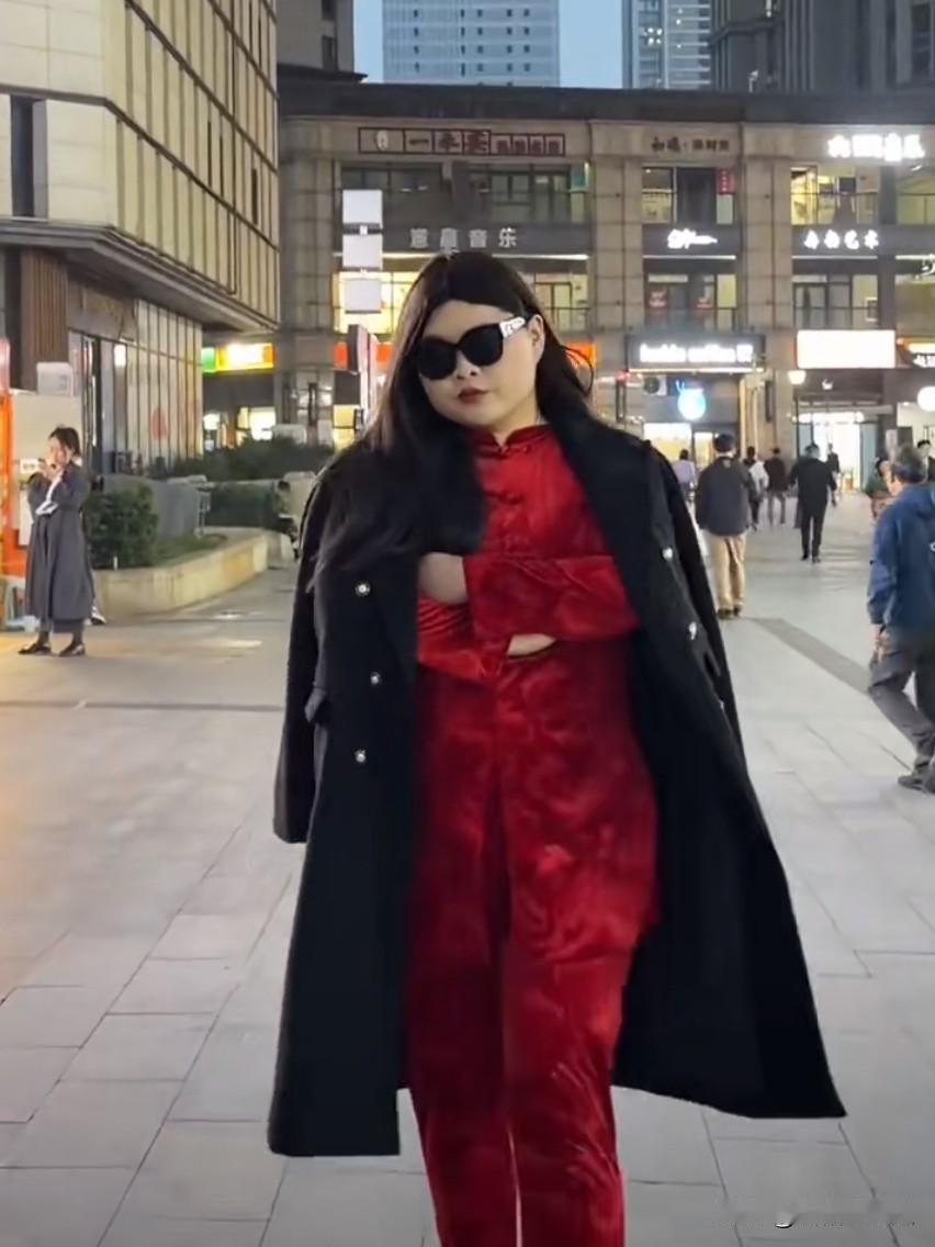 李湘大概吃不下饭了
气的不是这个人模仿她
模仿的像，而是这个人模仿她完全就是拉低