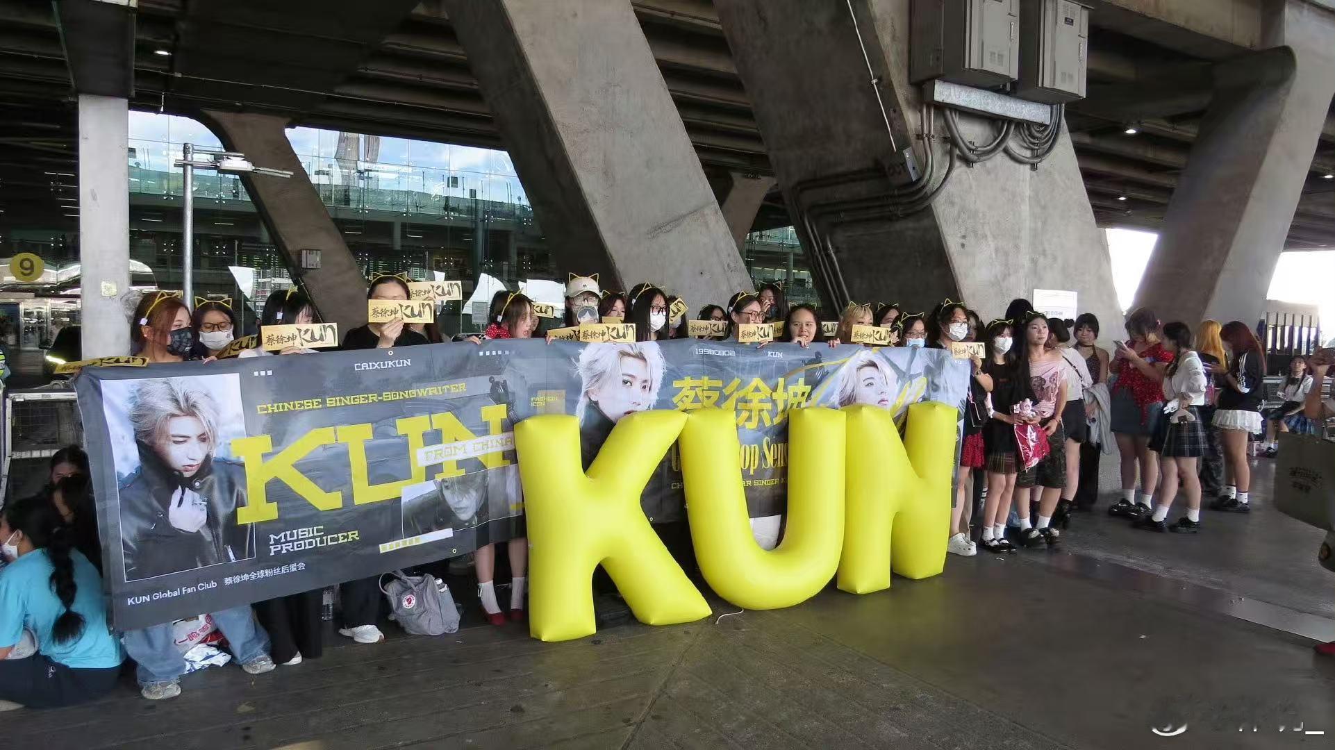 蔡徐坤泰国人山人海的含金量 救命！蔡徐坤在泰国也太火了吧！现场全是人，直接挤爆场