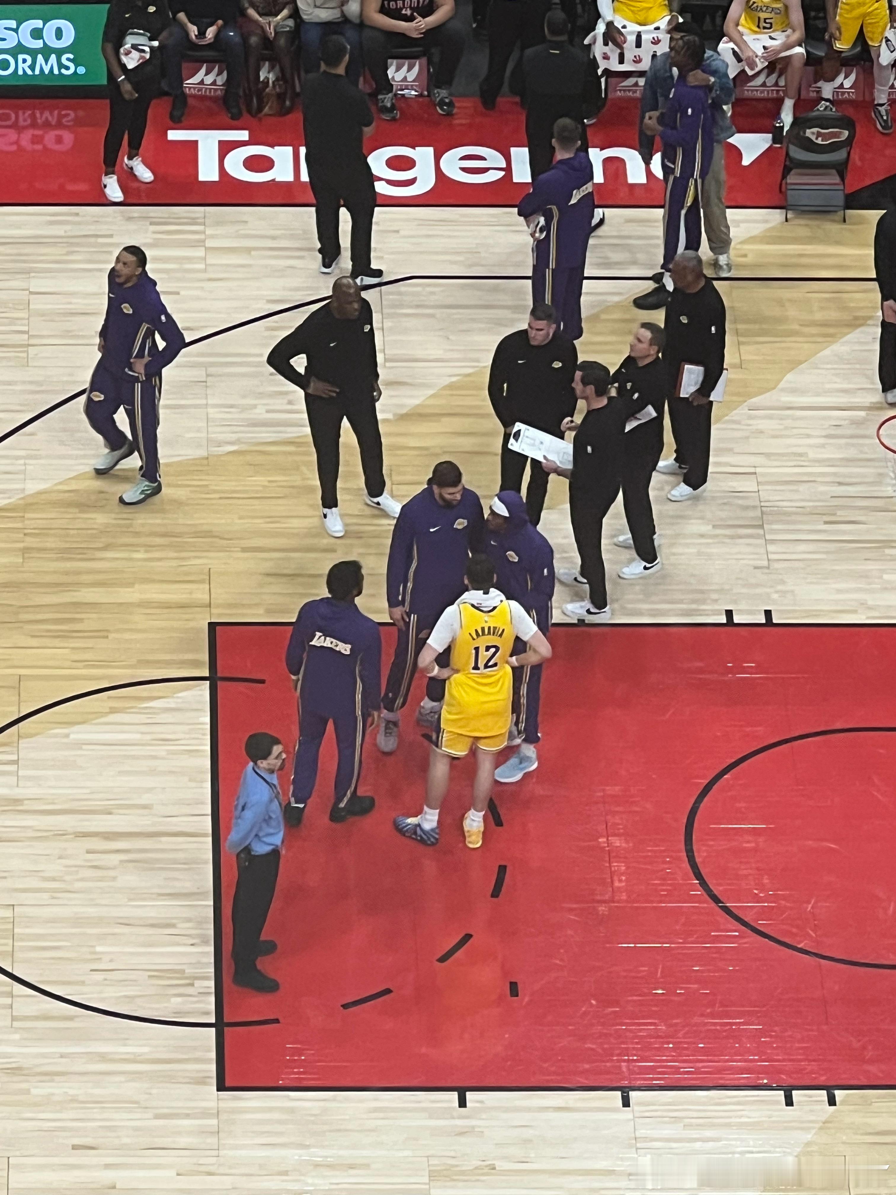 今天来猛龙主场看比赛，比赛很焦灼，感觉看不到「独行侠名宿」「场均2分的三分射手」