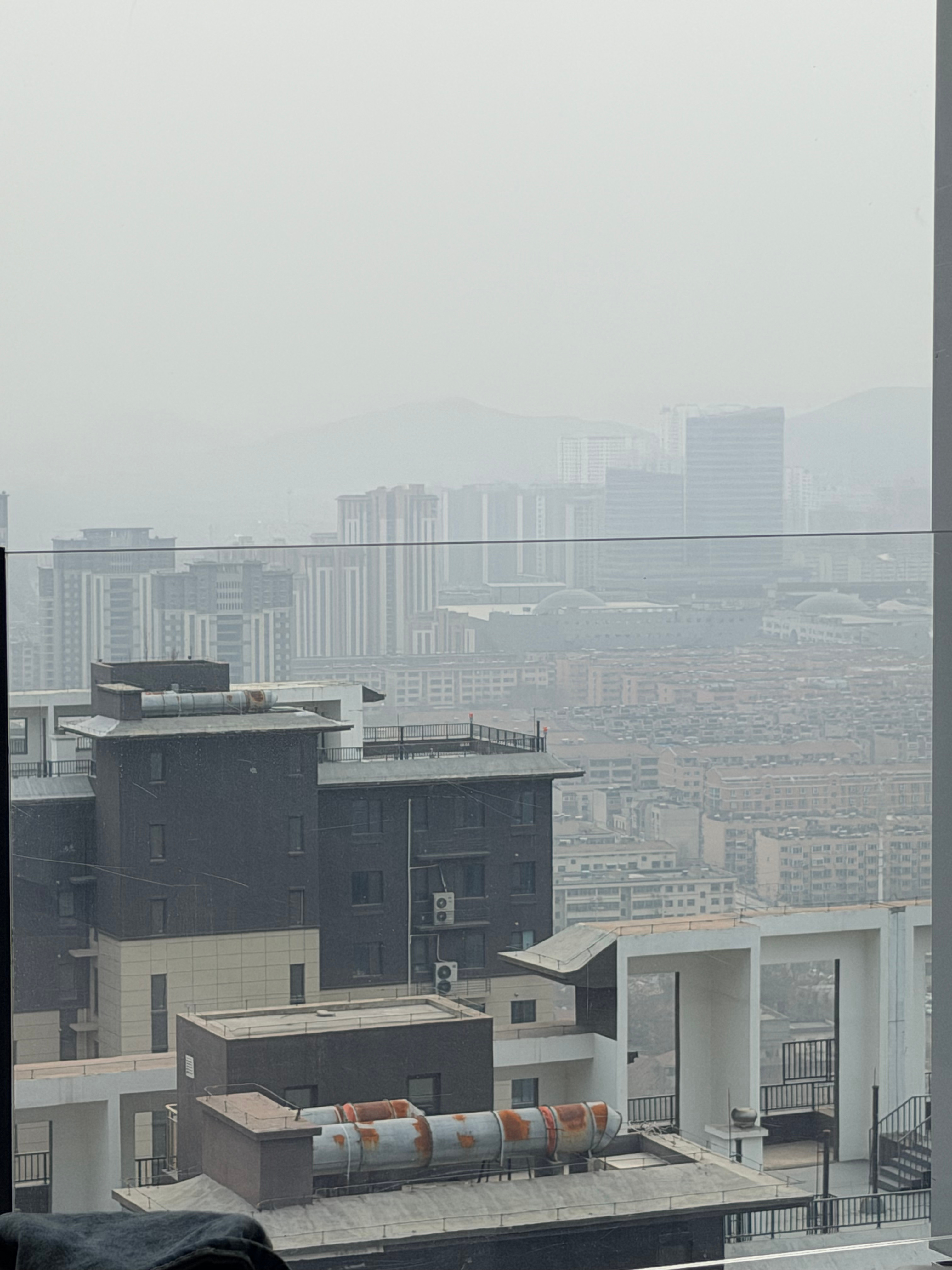 坐在屋里看窗外，哎嘛天气真差啊！ 济南·济南润华皇冠假日酒店