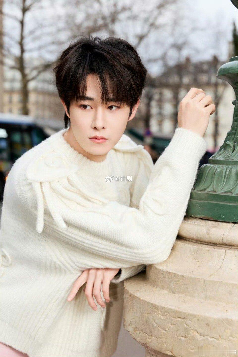 田嘉瑞爆改法式留子法式留学生的日常感把握得很到位。没有刻意摆拍，而是在光影中捕捉