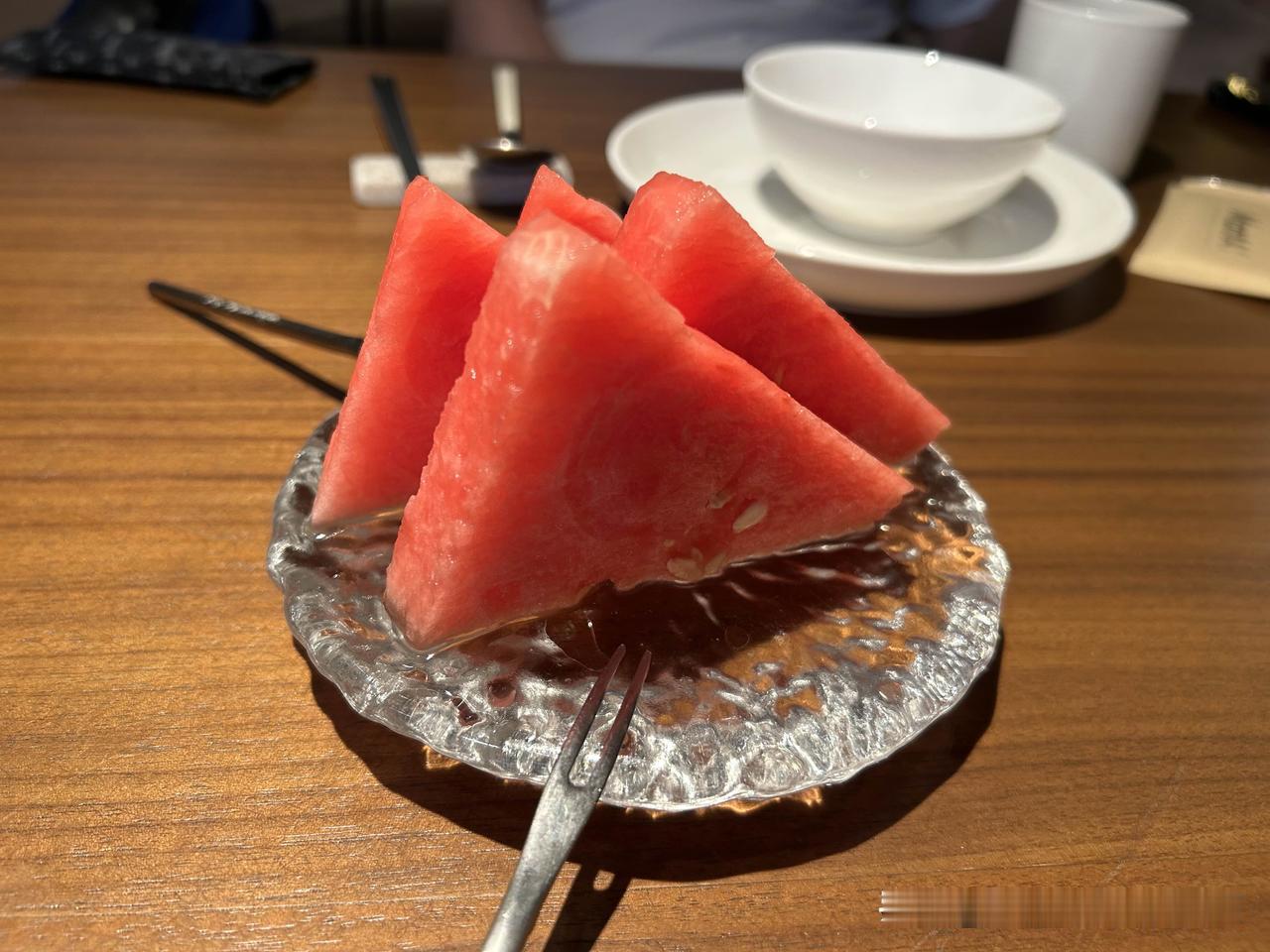 人不要总是站在自己的角度去想象别人的生活，所有开在深圳豪华购物中心的餐厅，不需要