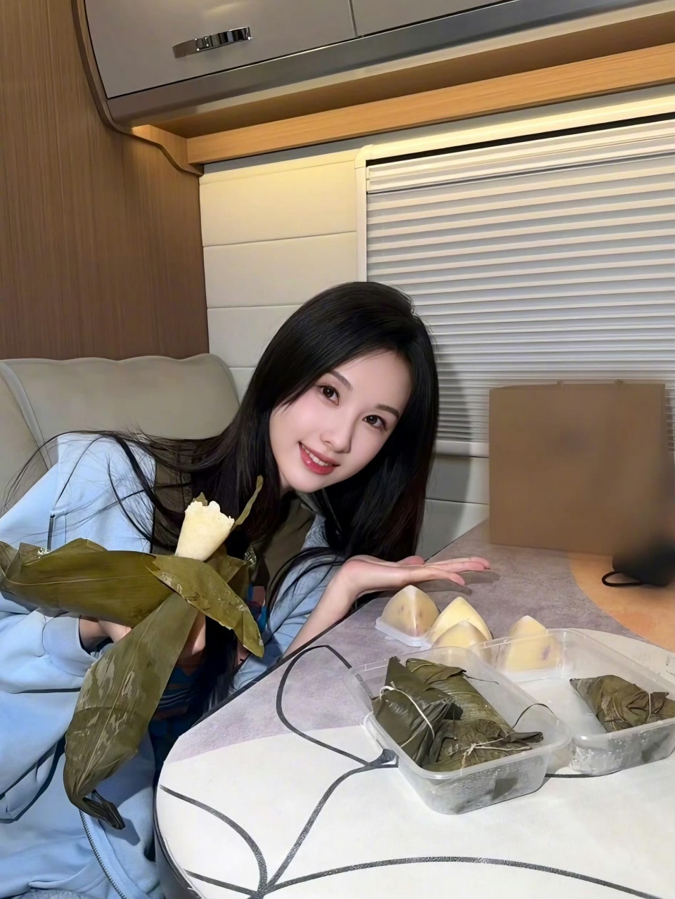 陈都灵陈都灵吃榴莲馅粽子陈都灵吃榴莲馅粽子 好可爱啊哈哈哈 