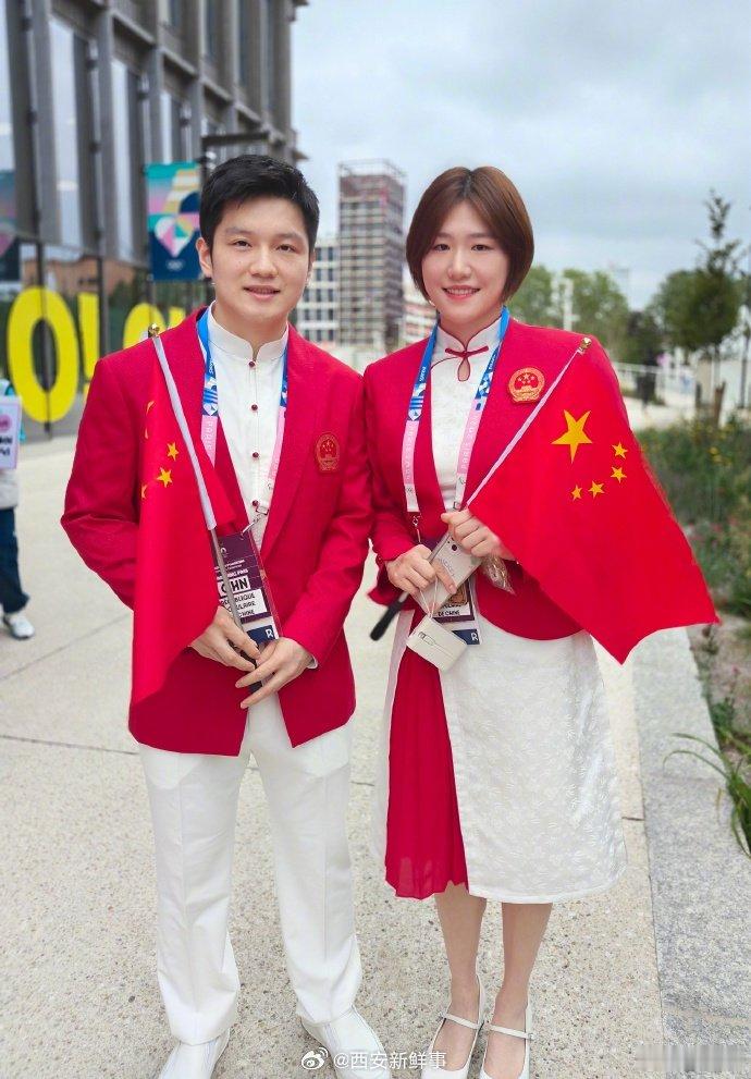 【#叶诗文晒与樊振东合照#】#叶诗文有好多中国队pin# 8月17日，叶诗文发文