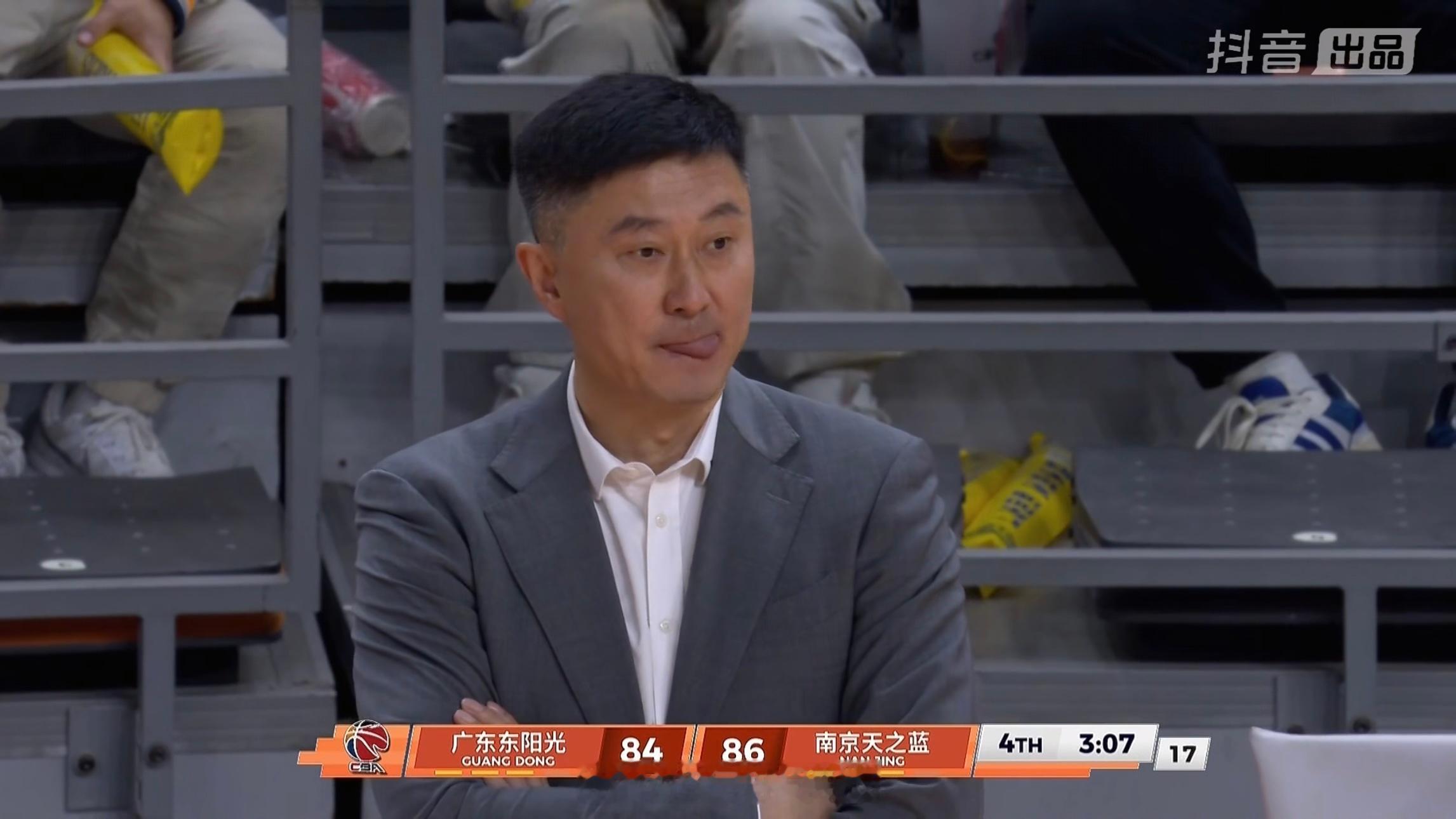 杨溢空位三分不中，后半段广东男篮多少个三分不中了，杜峰应该很怀恋杜润旺吧！