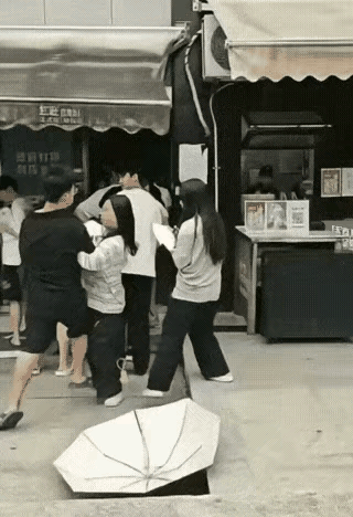 一名女生排队打伞总戳到小伙眉眼，小伙提醒：“美女，你的伞能不能收一下？”不料女生
