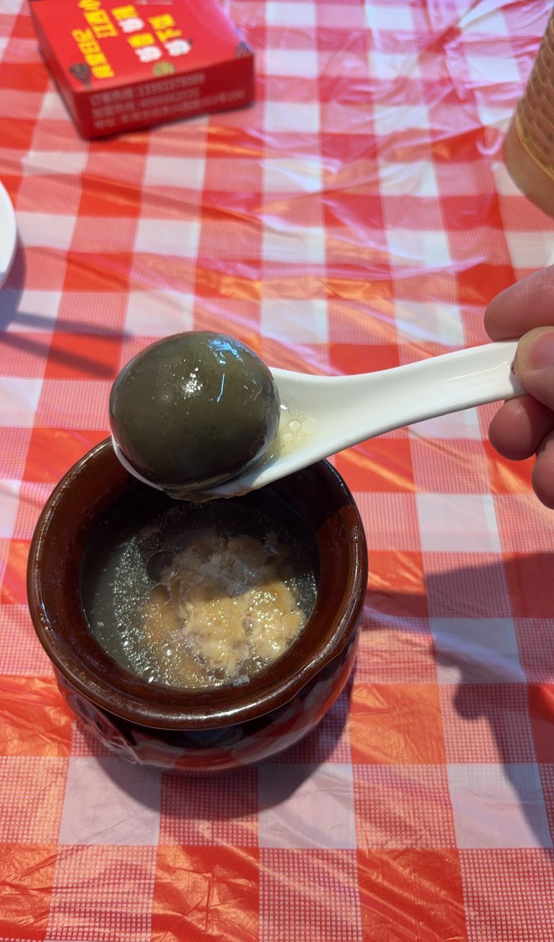 江西这个皮蛋瘦肉饼汤确实比较经典，
10元一罐，
好吃又营养。

肉饼非常松软，