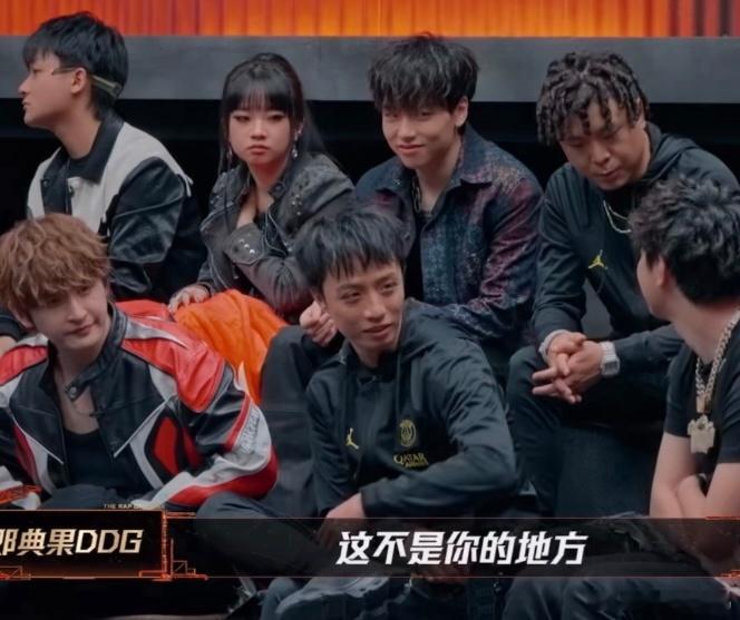 新说唱等候室秒变幼儿园 等候室直接变成欢乐源泉！邓典果和TopBarry找严浩翔