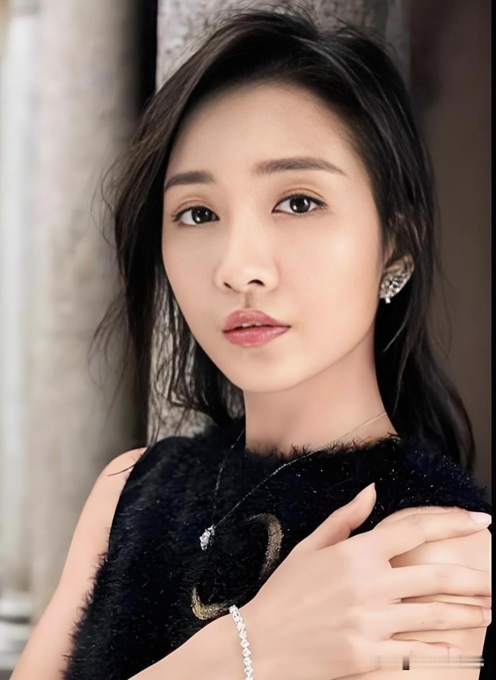 王鸥，气质女星，因《琅琊榜》等剧走红。她独立洒脱，历经沉淀，愈发优雅迷人。请用一