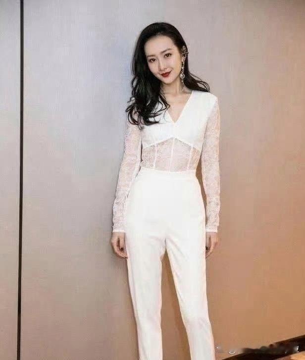 王鸥好年轻啊，完全看不出来已经是当妈的人了 