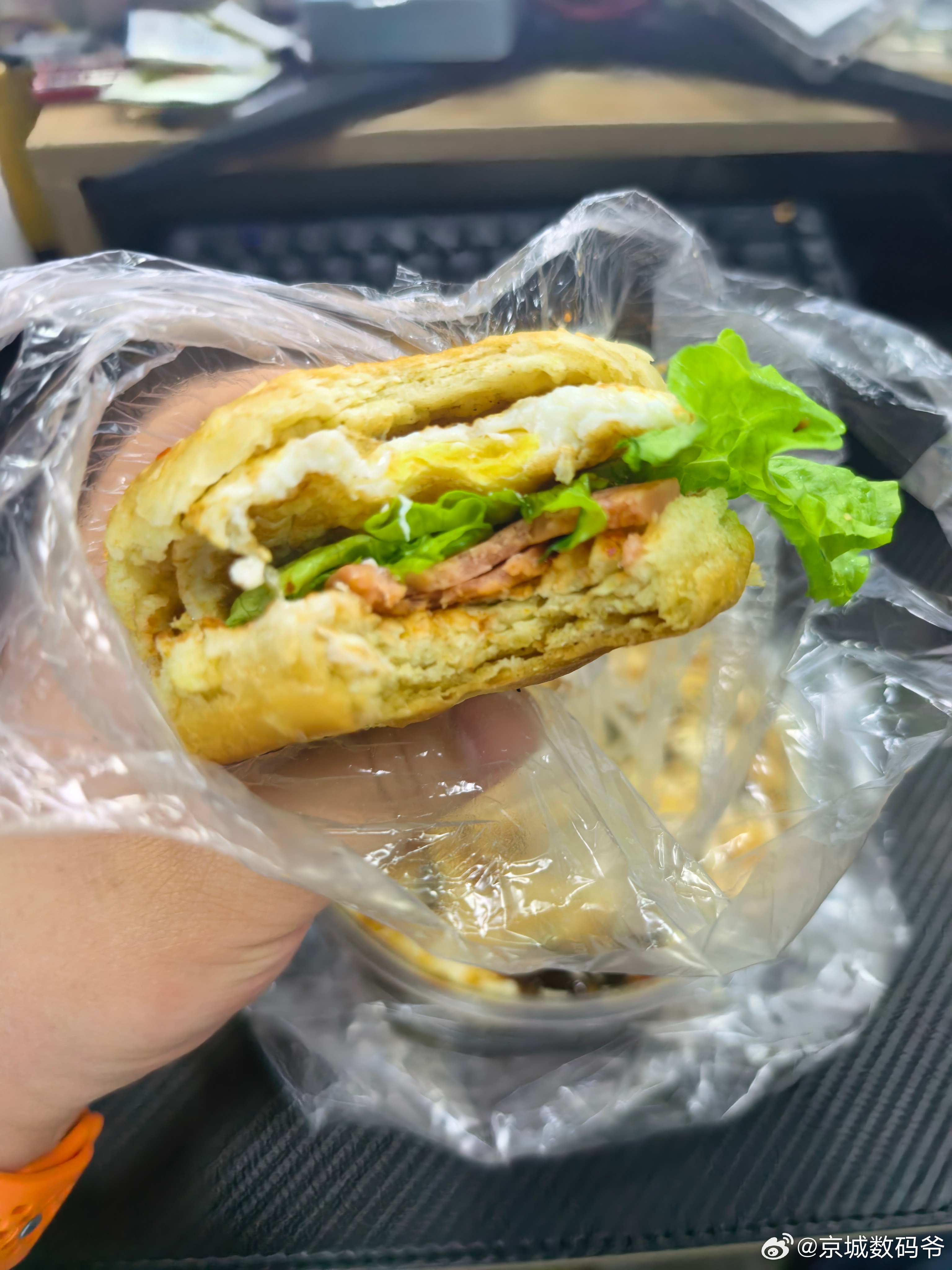 公司楼下小铺自研的双加！煎蛋是老板和母鸡联合研发的！肠片是某厂商直供的，小铺抢没