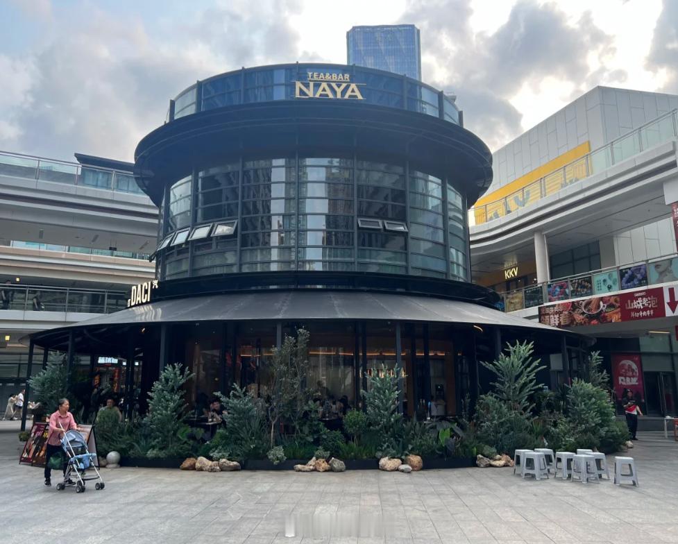 龙华红山6979，喝酒的清吧，上下2层312平。很难想象每个月租金要11万，一年