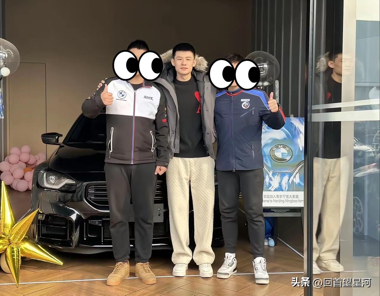 王岚嵚新提的座驾宝马M2，这款直六后驱的跑车空间大超控爽，挺适合王岚嵚的。
王岚