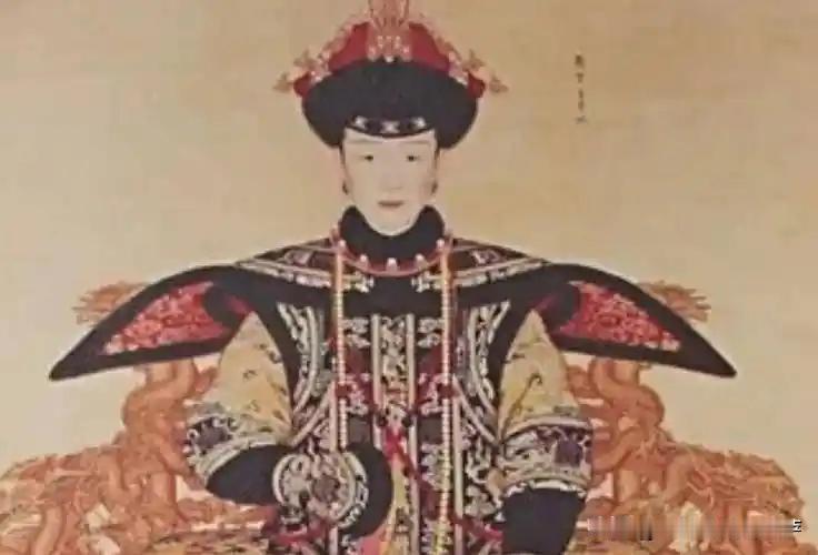 1728年，17岁的乾隆，偷碰父皇的女人。母妃大怒，“引诱皇子，赐死！”乾隆嚎啕