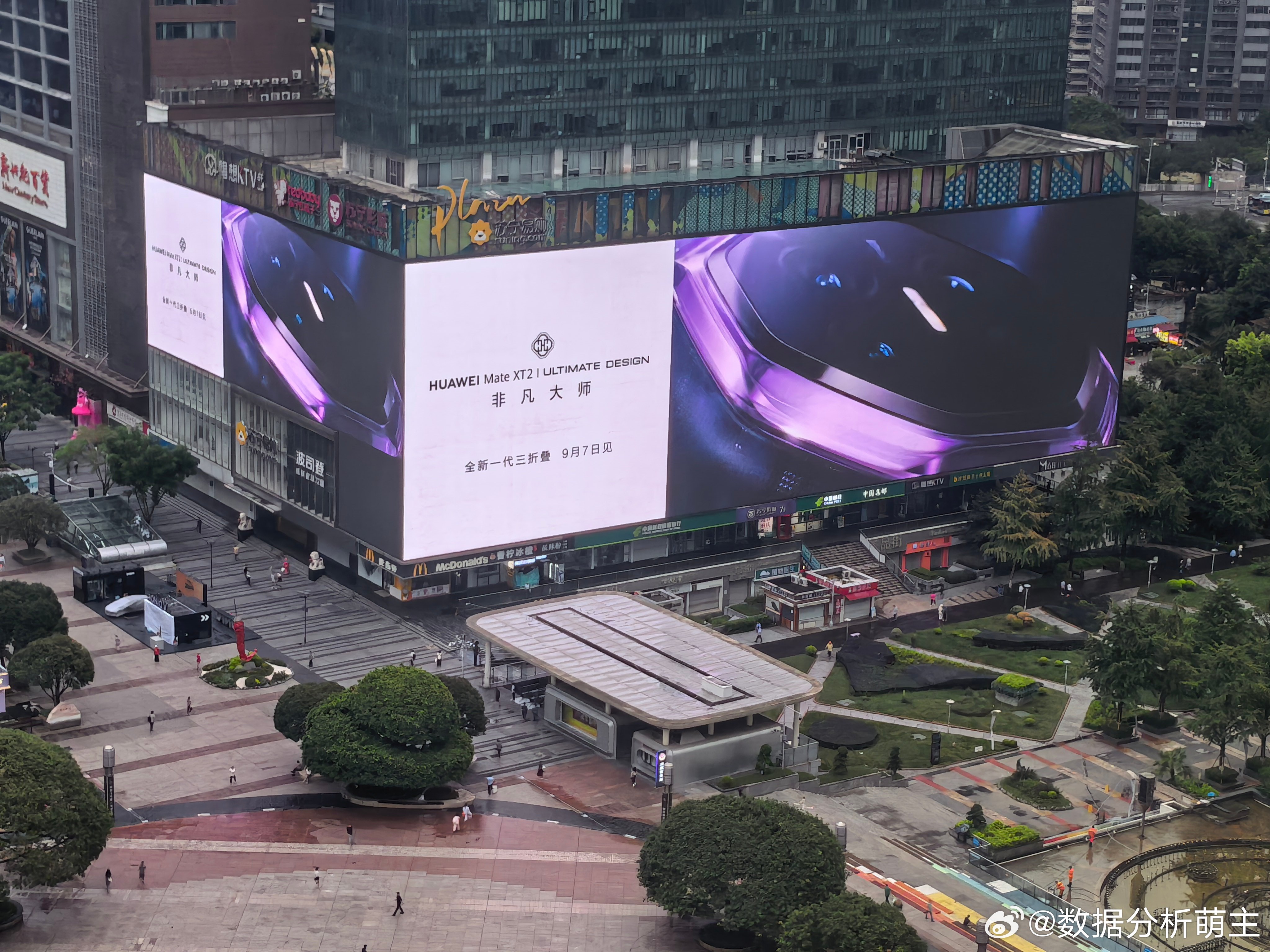 华为MateXT2外观曝光华为新三折叠全是细节 商圈大屏解锁华为Mate XT 