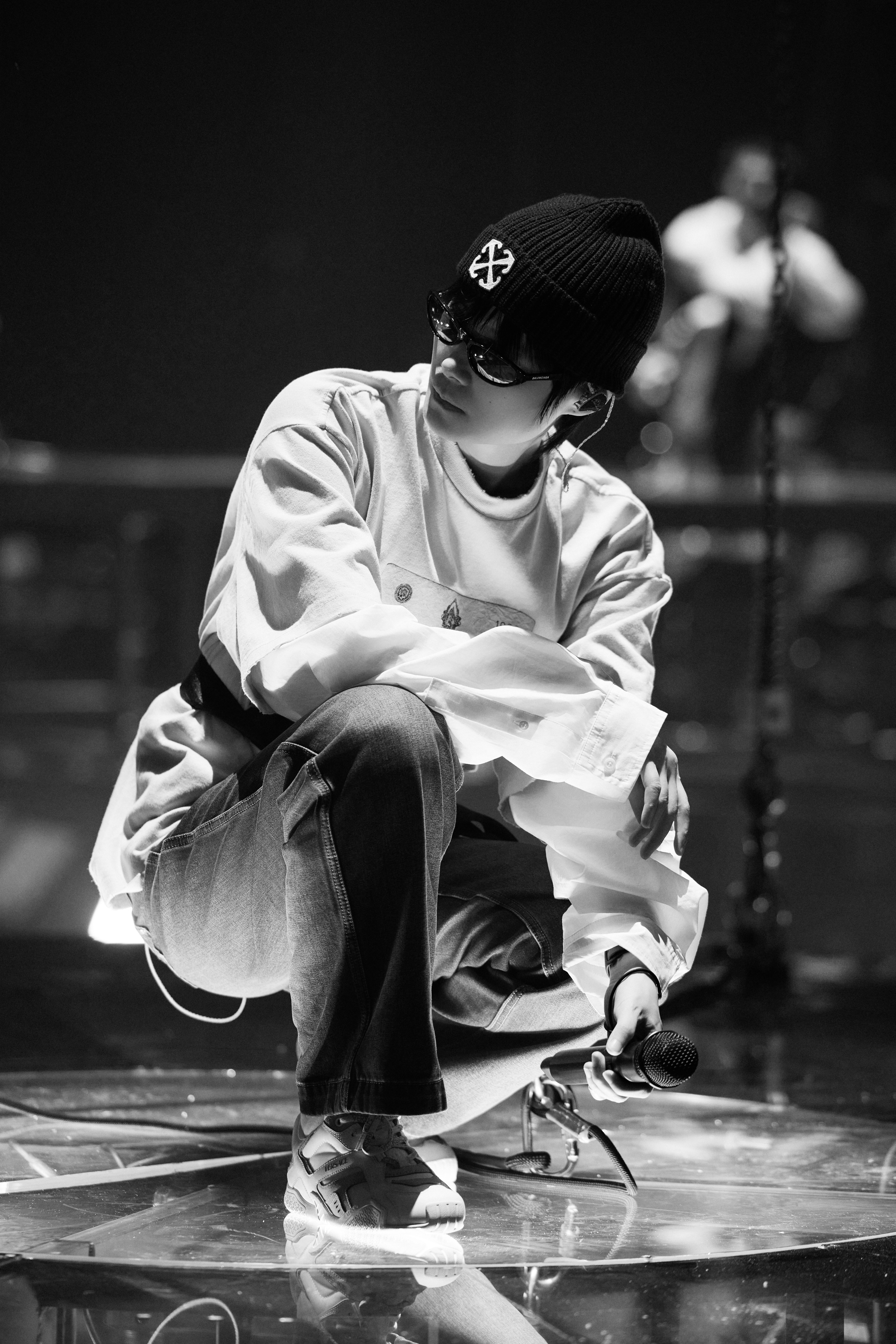 李宇春 跨年彩排各就各位  晒跨年彩排素颜照了，“彩排跨年，各就各位”明天零点不