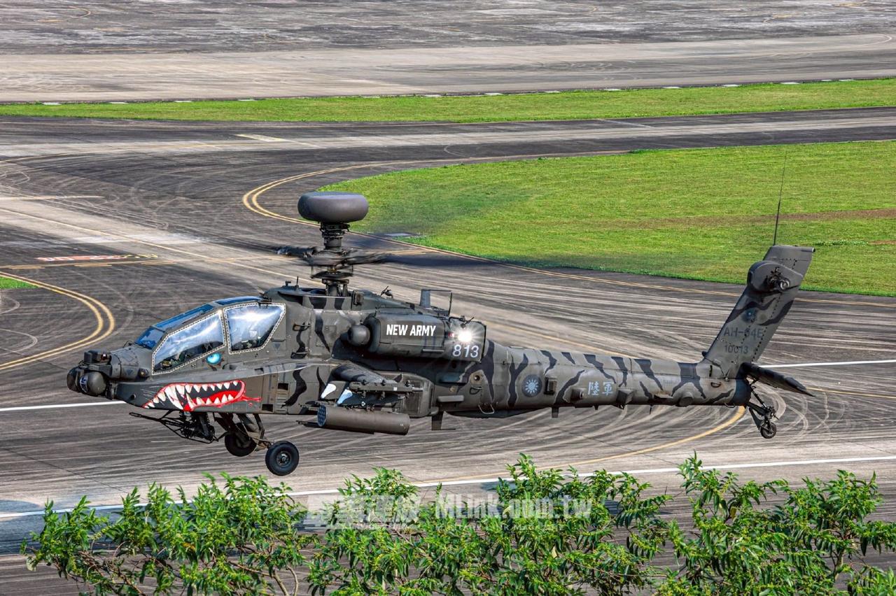 伪台陆军航空特战指挥部所属第601陆航旅的AH-64E “阿帕奇”攻击直升机为庆