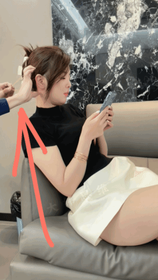 疼不疼不知道，
反正她是暴跳如雷
一蹦三尺高，
估计男的没好日子过了！