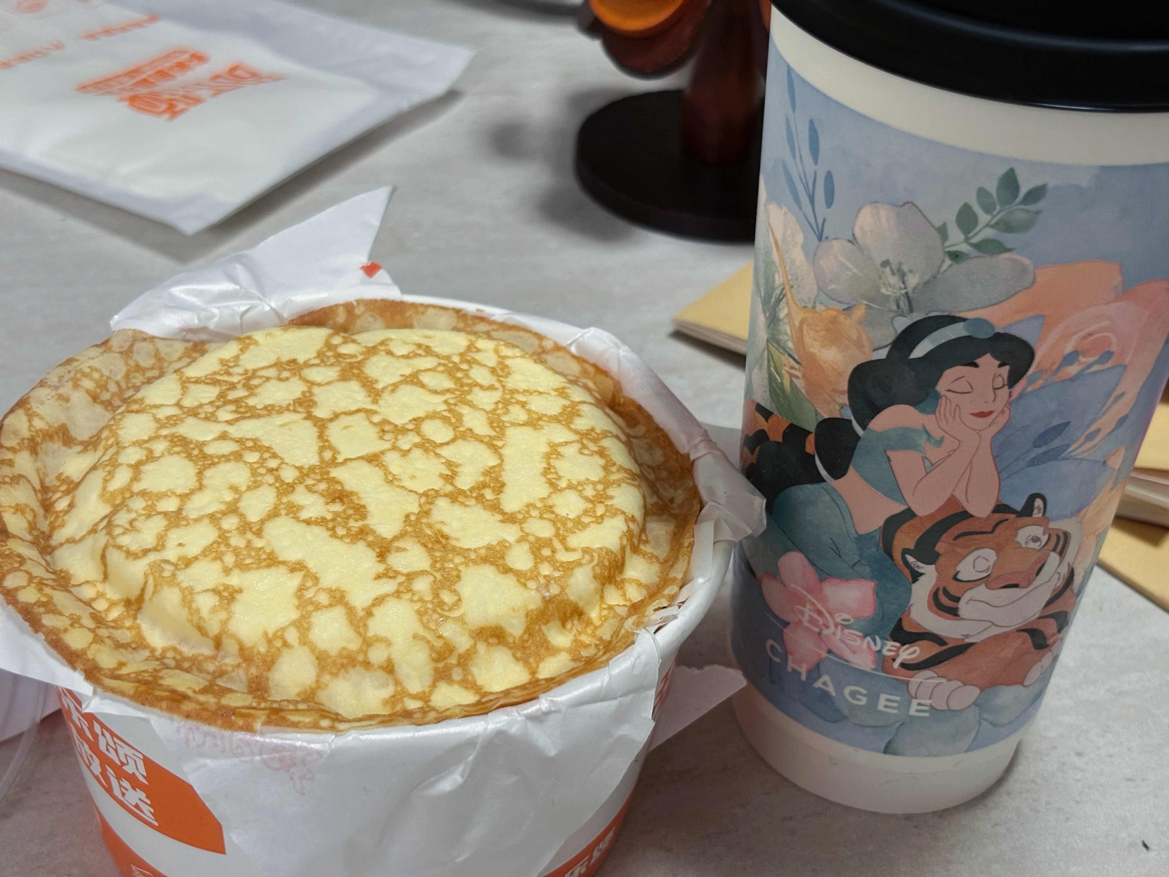 糖分炸弹💣 霸王茶姬迪士尼公主的联名杯真好看！可惜袋子都用完了 ​​​