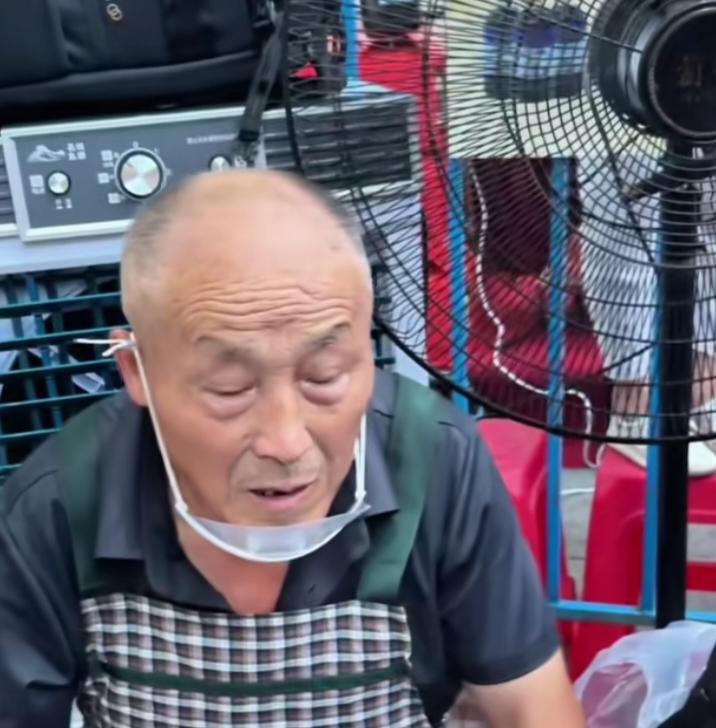距景德镇鸡排哥之后，湖南衡阳碎步炒粉大爷也火了，魔性小碎步颠锅炒粉，并非刻意表演