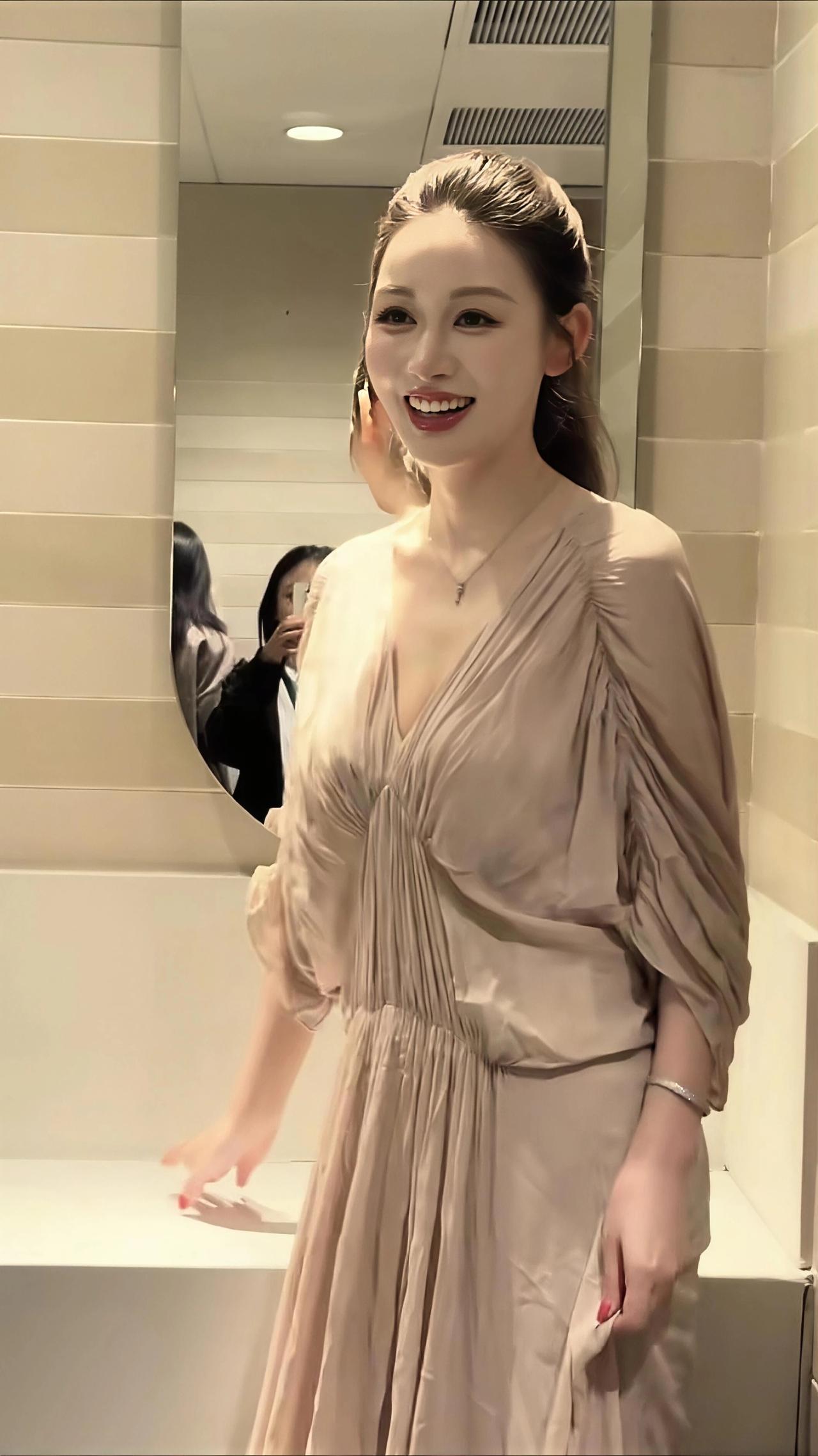 @敏敏💫 @小敏～ 
御姐 穿搭 大长腿 美女