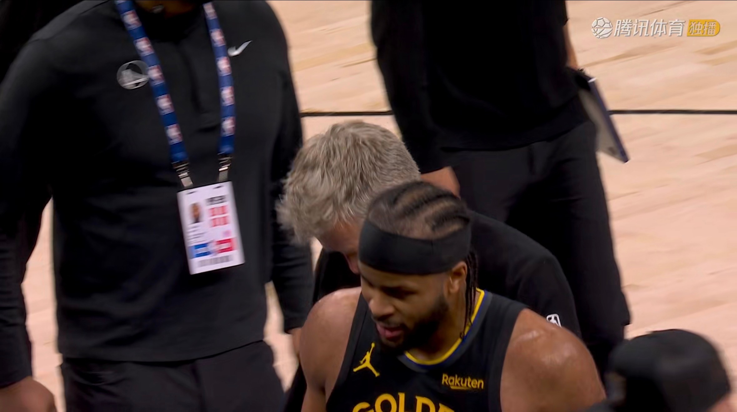 今天打的真不错，篮板抢的很积极，防守真的积极（尤其防守狄龙），持球还是，当然处理