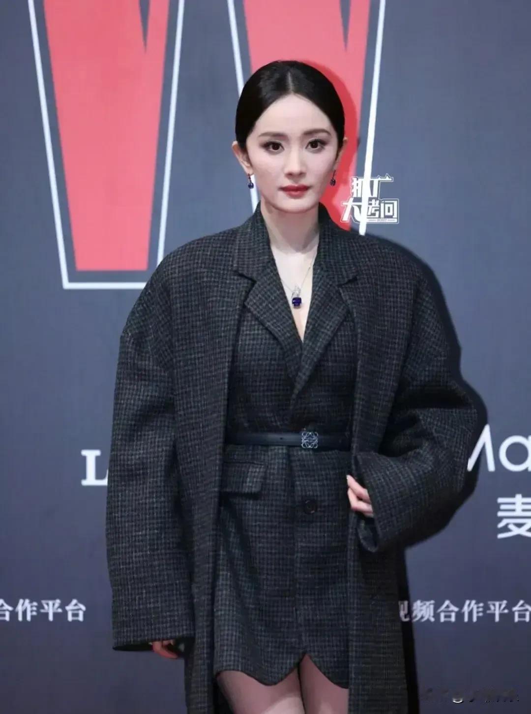 杨幂和刘诗诗的生图，一看就知道谁赢了！杨幂的五官真的太抗老了，越来越漂亮了，逆龄