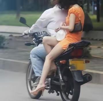 1989年，黑龙江一女子没穿内裤坐摩托车，裙子被吹起来，被同村青年看到后调侃了一