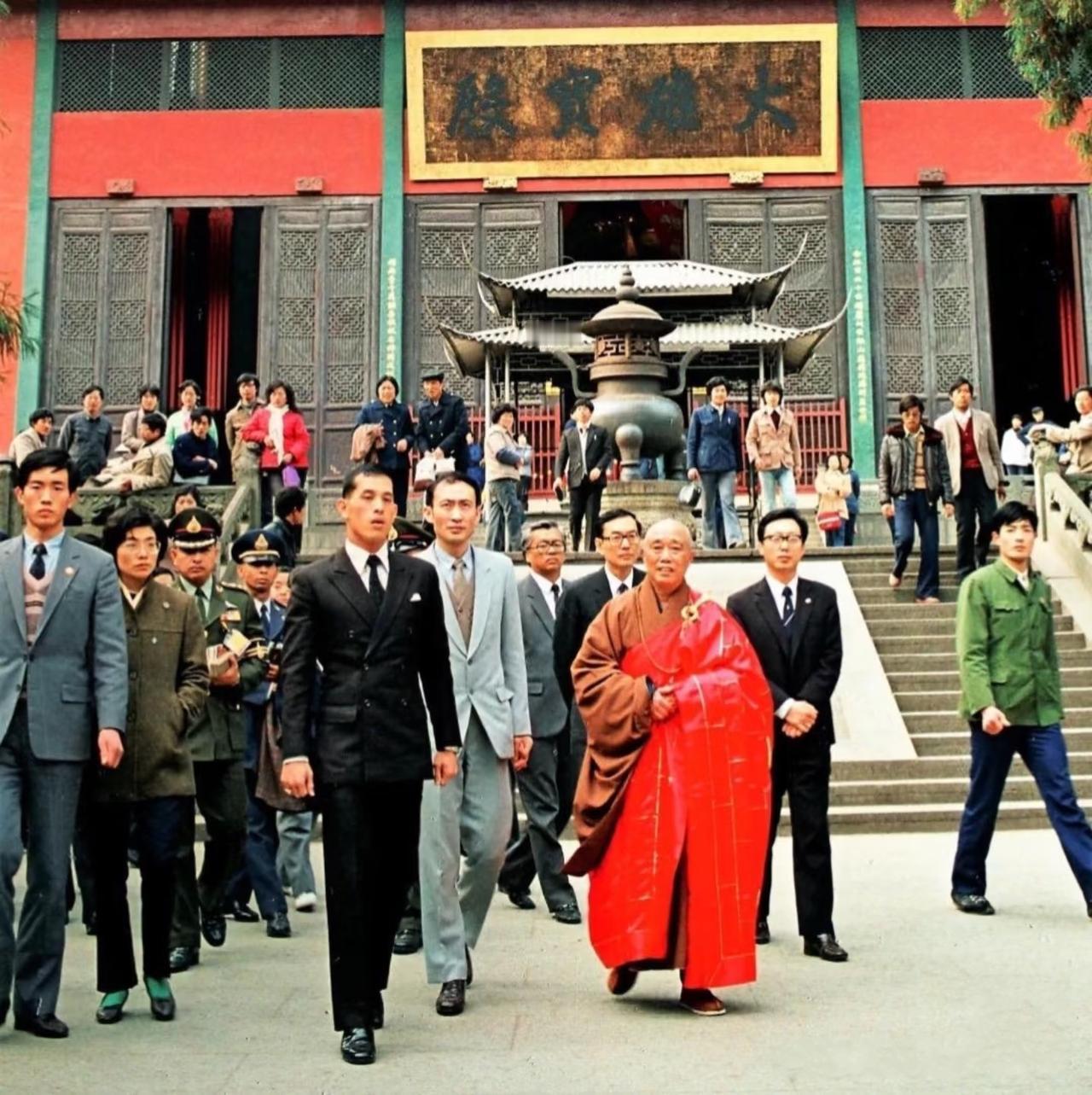 玛哈国王曾经在38年前也来访华了，当时是1987年的3月2日，照片看起来，玛哈国