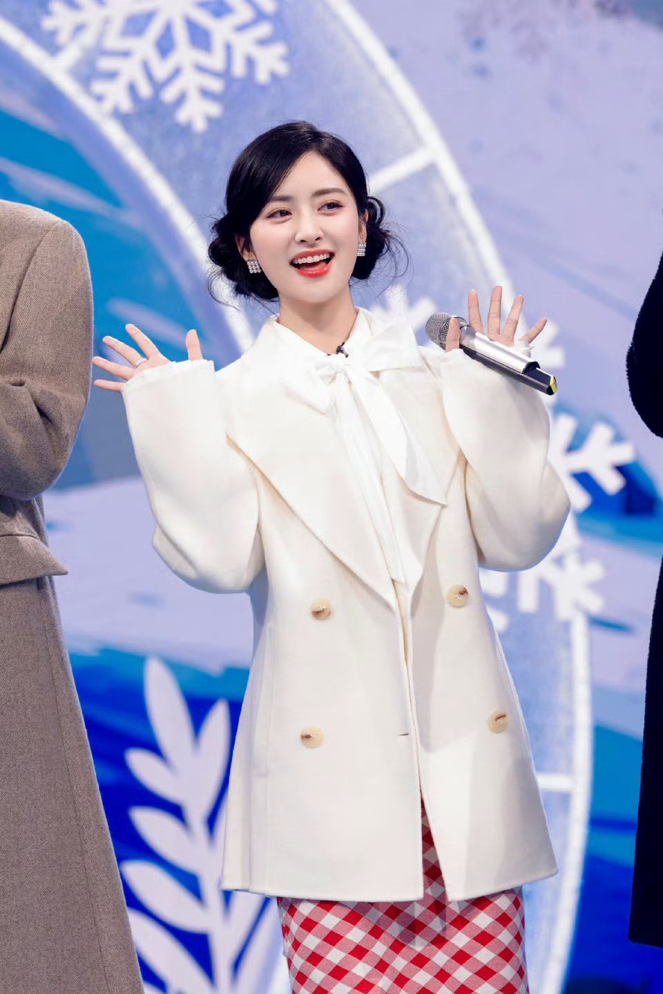 你好星期六有自己的冰雪奇缘好六直接把冰雪奇缘搬到了舞台上，好六的冰雪世界从不让人