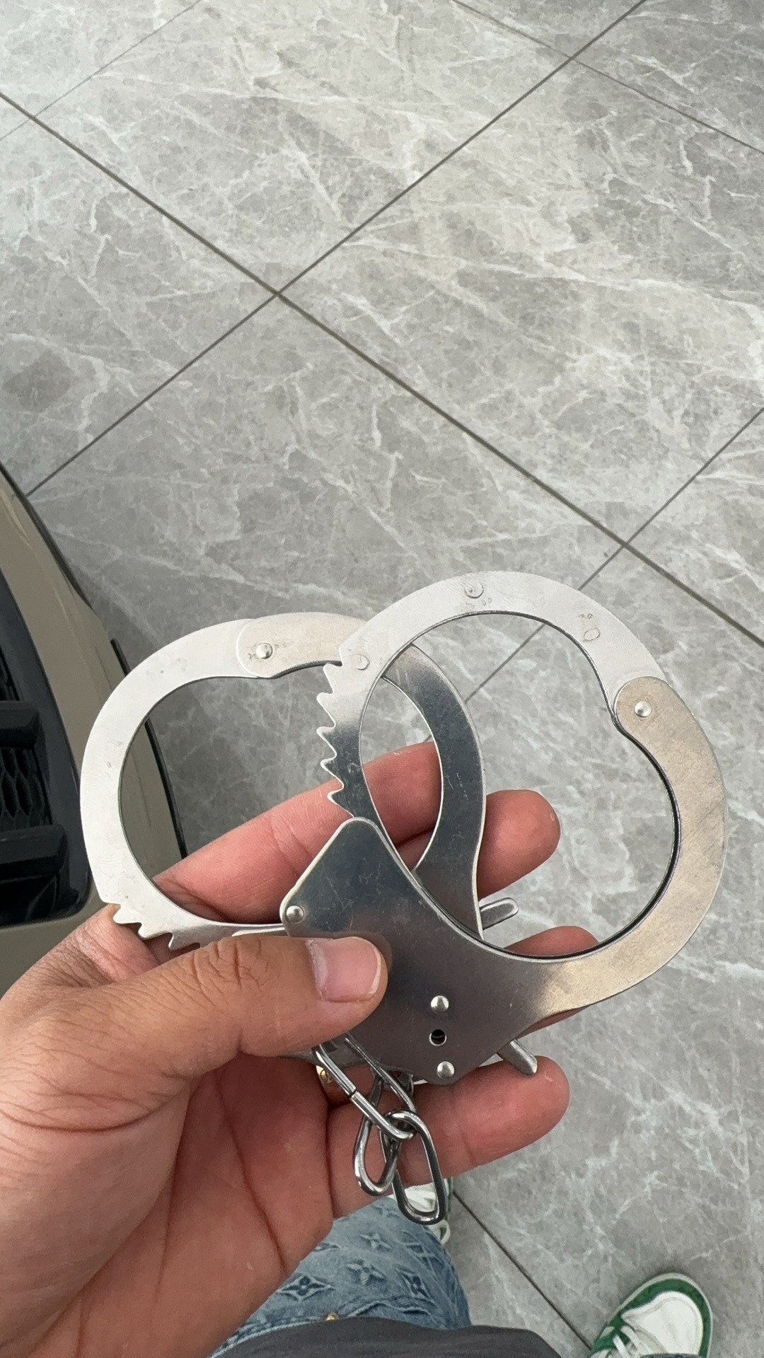 第二次在客户卖的车里捡到银色手镯[允悲]这是什么情况？ ​​​